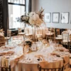 Złoto i elegancja dominują na zdjęciu sali weselnej od rent4wedding.pl, gdzie złote metalowe krzesła i cekinowe obrusy współgrają z bielą kwiatowych kompozycji, urozmaiconych czarnymi piórami i zielonymi liśćmi. Stół weselny, pełen kryształowych kieliszków i srebrnych sztućców, jest przygotowany z myślą o każdym szczególe. Numery stołów, prezentowane w złotych ramkach, dodają funkcjonalności, a naturalne światło oraz sztuka na ścianach wnętrza we Wrocławiu tworzą wyrafinowany klimat. Rent4events.pl wypożycz wrażenia, rent4wedding.pl zachowaj wspomnienia. Fot. @sylwia_zylka.