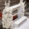 Biały klęcznik z RENT4EVENTS Wrocław na ceremonię ślubną, elegancko udekorowany białymi kwiatami, tworzy atmosferę sakralną i elegancję. Idealnie komponuje się z kościelnym wnętrzem, wprowadzając uczestników w stan zadumy i radości - rent4events.pl wypożycz wrażenia, rent4wedding.pl zachowaj wspomnienia. Fot. @bucholce Wedding Photography.