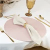 Zachwycająca aranżacja stołu z pudrowo-różową podkładką pod talerze, eleganckimi złotymi sztućcami i kielichem z rent4events.pl, tworzy perfekcyjne tło dla eventu we Wrocławiu. Biała serwetka z obrączką dodaje elegancji, a kwiatowa dekoracja w pucharze niesie nutę klasycznego piękna. rent4weddings.pl pozwala zamienić każde przyjęcie w wydarzenie zapadające w pamięć - rent4events.pl wypożycz wrażenia, rent4wedding.pl zachowaj wspomnienia