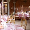 Elegancka, wyrafinowana dekoracja sali w stylu glamour, w złoto-różowej kolorystyce. Złoty kandelabr glamour z rent4events.pl ośmioramienny, uświetniający wesele jako dekoracja stołów we Wrocławiu. W połączeniu z kwiatami tworzy prestiżowy, romantyczny nastrój. Ta wyjątkowa dekoracja jest idealna do akcentowania wzniosłej atmosfery wesel we Wrocławiu i okolicach - rent4events.pl wypożycz wrażenia, rent4wedding.pl zachowaj wspomnienia. Fot. BUCHOLCe @bucholce.