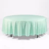 Obrus Mięta Okrągły. Okrągły stół nakryty obrusem w delikatnym miętowym kolorze, dostępny w wypożyczalni RENT4EVENTS i RENT4WEDDINGS we Wrocławiu, jest idealnym wyborem na bankiety, wesela i inne eventy. Jego gładka tekstura dodaje uroku każdej uroczystości, wprowadzając powiew świeżości i atmosferę spokoju. Zapewnij swoim gościom niezapomniane wrażenia dzięki naszym dekoracjom - rent4events.pl wypożycz wrażenia, rent4wedding.pl zachowaj wspomnienia.