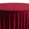 Obrus Bordo Welur Okrągły. Okrągły obrus z weluru w intensywnym bordowym kolorze, doskonale pasujący do wystroju eleganckich ślubów i bankietów. Wypożyczalnia RENT4EVENTS zapewnia wyjątkowe dekoracje dla każdego eventu w Wrocławiu i okolicach. Idealny dla osób szukających glamour i romantycznej atmosfery na swoje wydarzenie. Welurowa faktura obrusu podkreśla luksusową estetykę, sprawiając, że każde przyjęcie staje się jeszcze bardziej pamiętne - rent4events.pl wypożycz wrażenia, rent4wedding.pl zachowaj wspomnienia.