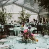 Przygotowane z dbałością o każdy detal eleganckie dekoracje na wesele w przestronnym namiocie ogrodowym z miętowymi obrusami, bujnymi kompozycjami kwiatowymi oraz klasycznymi żyrandolami tworzą idealne tło dla każdego eventu. Ślubne aranżacje stworzone przez RENT4EVENTS z Wrocławia zapewniają niezapomniane wrażenia i niezwykłe wspomnienia, które pozostają z gośćmi na długo po zakończeniu uroczystości - rent4events.pl wypożycz wrażenia, rent4wedding.pl zachowaj wspomnienia.