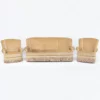 Sofa Retro z Frędzlami i dwa Fotele Retro z Frędzlami. Elegancki zestaw wypoczynkowy w stylu retro, składający się z beżowej sofy i dwóch foteli, ozdobionych kremowymi frędzlami na dolnej krawędzi. Idealny do wynajmu na różne eventy we Wrocławiu i okolicach. Sofa posiada wysokie oparcie podzielone na trzy segmenty, szerokie siedzisko oraz zaokrąglone podłokietniki, co dodaje komfortu. Fotele mają podobny design, z wysokim oparciem i zaokrąglonymi podłokietnikami. Unikalny styl sprawia, że zestaw doskonale nadaje się jako element scenografii lub do przytulnych stref chillout na ślub, wesele lub dowolne inne wydarzenie. Dostępny w wypożyczalni dekoracji RENT4EVENTS, ten zestaw łączy w sobie komfort i retro styl, tworząc perfekcyjne miejsce do siedzenia na każdym evencie - rent4events.pl wypożycz wrażenia, rent4wedding.pl zachowaj wspomnienia.