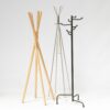Trzy różnorodne wieszaki stojące do garderoby, idealne na kurtki i płaszcze. Pierwszy wieszak wykonany z jasnego drewna, drugi to połączenie metalu i białego drewna, a trzeci wieszak jest czarny metalowy. Każdy z wieszaków ma stabilną konstrukcję, różnią się stylem i funkcjonalnością, co czyni je doskonałymi na konferencje, targi, eventy oraz jako elementy scenografii. Wszystkie dostępne w wypożyczalni dekoracji rent4events.pl oraz rent4weddings.pl we Wrocławiu - rent4events.pl wypożycz wrażenia, rent4wedding.pl zachowaj wspomnienia.