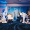 Horyzont Kraina Lodu Sople w zimowej aranżacji z dużym niedźwiedziem polarnym i mniejszym białym niedźwiadkiem, ozdobnym białym, barokowym tronem za złotą, bogato rzeźbioną ramą i białymi ośnieżonymi drzewkami (niektóre ze światełkami). Idealna dekoracja na zimowy event, Winter Patry czy tematyczne wesele we Wrocławiu i okolicach. Wypożyczalnia dekoracji Rent4Events oferuje kompleksowy asortyment scenografii na każdą okazję - rent4events.pl wypożycz wrażenia, rent4wedding.pl zachowaj wspomnienia.