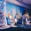 Wypożyczalnia dekoracji rent4events.pl oferuje zimowe dekoracje idealne na gale, bankiety i eventy we Wrocławiu. Scenografia z lodowym motywem obejmuje tło fotograficzne Horyzont Kraina Lodu Sople, śnieżne choinki, białe niedźwiedzie polarne, biały tron w stylu królewskim oraz oświetlone biały drzewka, tworząc magiczną atmosferę zimowej krainy. Tło fotograficzne w odcieniach niebieskiego z imitacją lodowych sopli dodaje chłodnego uroku. Dekoracje te tworzą wyjątkową atmosferę, idealną na każdą uroczystość, zapewniając elegancką i magiczną oprawę - rent4events.pl wypożycz wrażenia, rent4weddings.pl zachowaj wspomnienia. Fot. Daniel Mofina @daniel.mofina @mofina.art.
