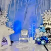 Zimowa aranżacja ścianki do zdjęć z realistycznym niedźwiedziem polarnym, srebrnym tronem, oraz balonami w kolorach niebieskim, białym i srebrnym. Tło "Horyzont Kraina Lodu Sople" w odcieniach niebieskiego z efektem lodowych sopli i neonowym napisem "Winter Party" na srebrnych cekinowych panelach tworzy idealne tło zimowe wesele lub event we Wrocławiu. Wypożyczalnia dekoracji Rent4Events oferuje kompleksową scenografię na każdą okazję, w tym wyjątkowe zimowe dekoracje, które zachwycą Twoich gości - rent4events.pl wypożycz wrażenia, rent4wedding.pl zachowaj wspomnienia. Fot. Jona.