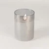 Świeczka LED Ozdobna Lustrzana 10 cm. Elegancka świeca LED w szarej, szklanej obudowie o cylindrycznym kształcie i gładkiej, lustrzanej powierzchni. Świecznik nadaje całości minimalistyczny i nowoczesny wygląd, idealny do eleganckich aranżacji na wesela, eventy i inne uroczystości. Świeca LED emituje subtelne, ciepłe światło, co dodaje przytulnej atmosfery, jednocześnie zapewniając bezpieczeństwo użytkowania. Dekoracja dostępna w wypożyczalni dekoracji rent4events.pl we Wrocławiu - rent4events.pl wypożycz wrażenia, rent4weddings.pl zachowaj wspomnienia.