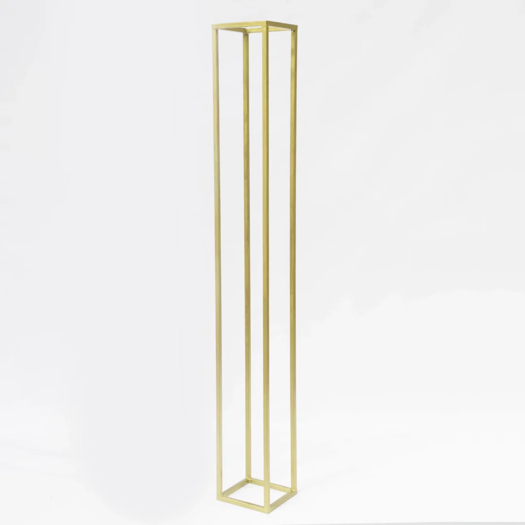 Złoty Słupek 205 cm. Złoty, smukły słupek dekoracyjny o wysokości 220 cm i podstawie 25x25 cm. Idealny na kompozycje kwiatowe i inne dekoracje podczas ślubów, wesel i eventów. Wykonany z kwadratowego profilu stalowego, geometryczny design pasuje do stylu glamour i romantycznego. Złoty kolor dodaje prestiżu każdej aranżacji, podkreślając jej elegancję. Dostępny w wypożyczalni dekoracji we Wrocławiu – rent4events.pl oraz rent4weddings.pl - rent4events.pl wypożycz wrażenia, rent4weddings.pl zachowaj wspomnienia.