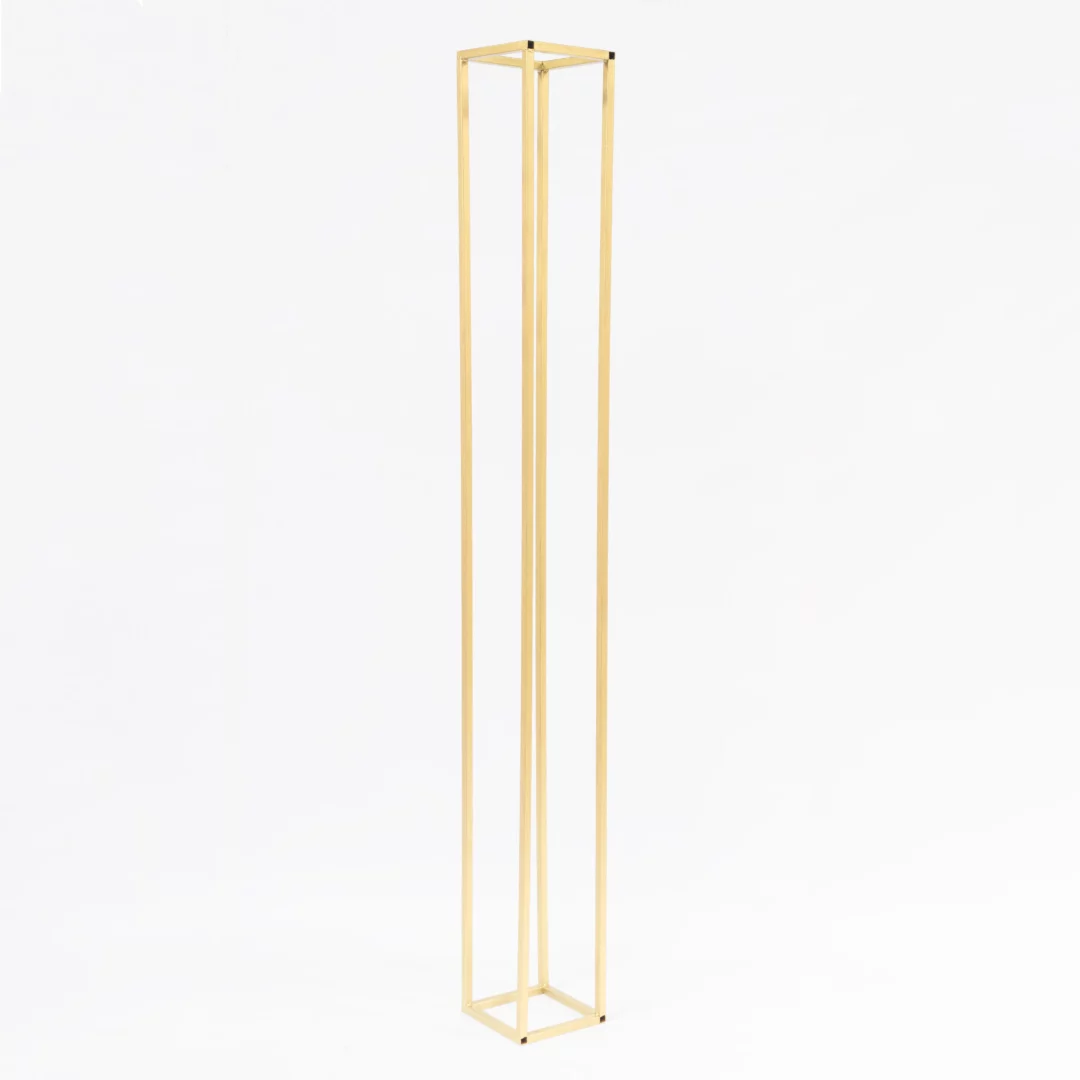 Złoty Słupek 225 cm. Złoty, smukły słupek dekoracyjny o wysokości 225 cm i podstawie 25x25 cm. Idealny na kompozycje kwiatowe i inne dekoracje podczas ślubów, wesel i eventów. Wykonany z kwadratowego profilu stalowego, geometryczny design pasuje do stylu glamour i romantycznego. Złoty kolor dodaje prestiżu każdej aranżacji, podkreślając jej elegancję. Dostępny w wypożyczalni dekoracji we Wrocławiu – rent4events.pl oraz rent4weddings.pl - rent4events.pl wypożycz wrażenia, rent4weddings.pl zachowaj wspomnienia.