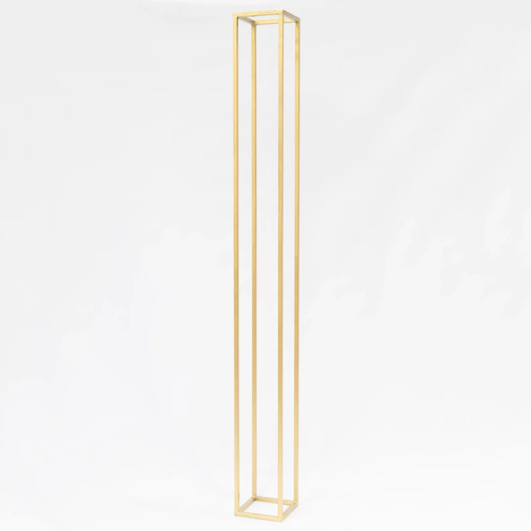 Złoty Słupek 245-255,0 cm. Złoty Słupek 255 cm. Złoty, smukły słupek dekoracyjny o wysokości 245-255 cm i podstawie 25x25 cm, wykonany ze stali. Idealny do kompozycji kwiatowych i innych dekoracji podczas ślubów, wesel i eventów. Geometryczna, minimalistyczna forma doskonale pasuje do stylu glamour i romantycznego, dodając prestiżu każdej aranżacji. Dostępny w wypożyczalni dekoracji we Wrocławiu – rent4events.pl oraz rent4weddings.pl - rent4events.pl wypożycz wrażenia, rent4weddings.pl zachowaj wspomnienia.