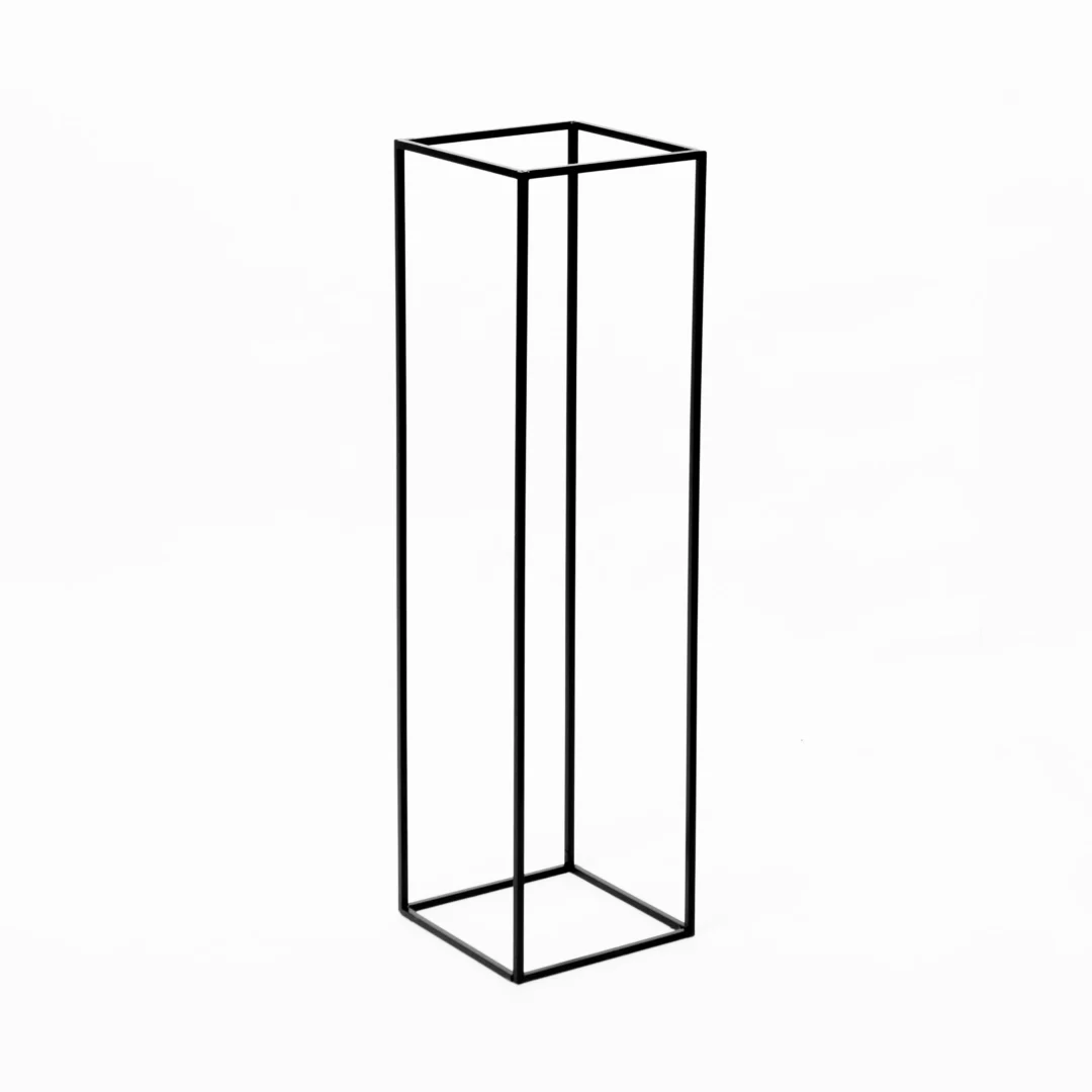 Czarny Słupek 100 cm. Elegancki czarny stojak metalowy z pręta o kwadratowym przekroju, o wysokości 100 cm i podstawie 27 x 27 cm. Idealny na dekoracje ślubne, weselne i eventowe. Minimalistyczna konstrukcja doskonale wpisuje się w różnorodne aranżacje, od glamour po industrialne. Stojak z drutu stalowego świetnie nadaje się do wyeksponowania kwiatów, świec lub innych dekoracji. Produkt dostępny w ofercie rent4events.pl i rent4weddings.pl, idealny do scenografii we Wrocławiu i okolicach - rent4events.pl wypożycz wrażenia, rent4weddings.pl zachowaj wspomnienia.