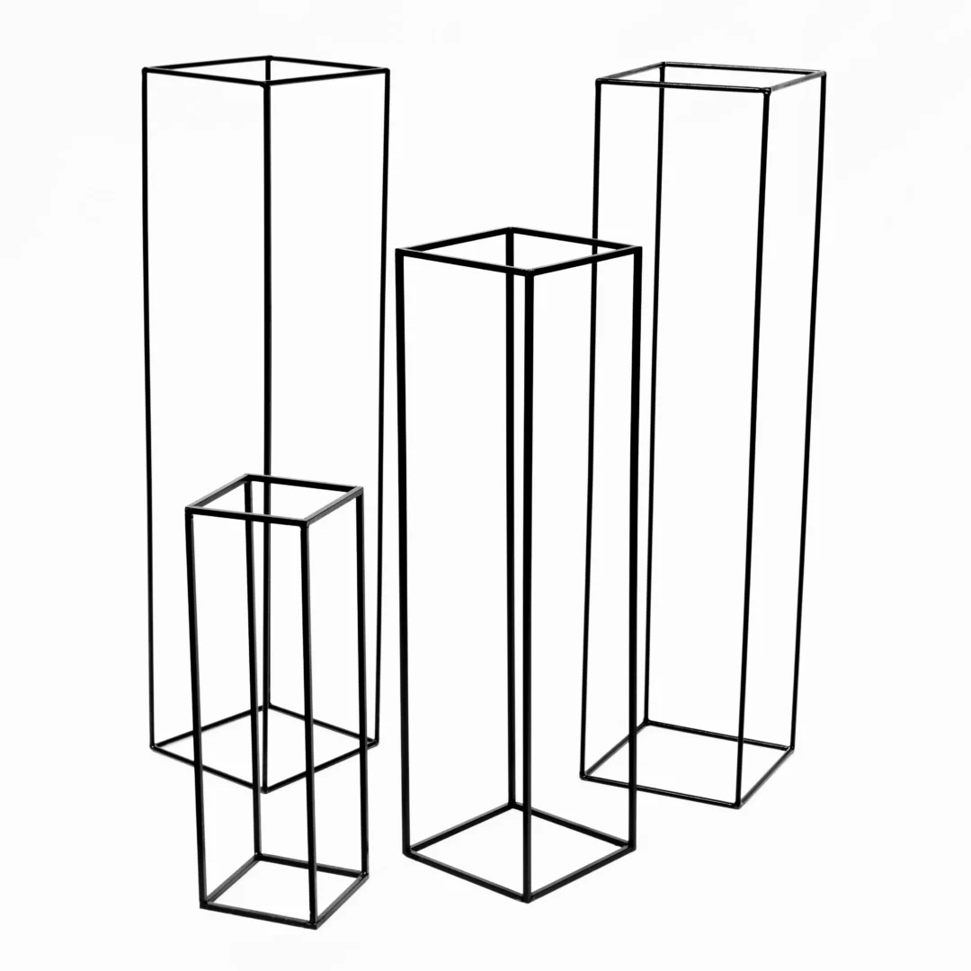 Zestaw czarnych metalowych stojaków o wysokości 65, 100 i 120 cm to nowoczesna dekoracja idealna na ślub, wesele, elegancki event lub scenografię. Geometryczne formy wykonane z cienkich prętów pasują do stylu industrialnego i minimalistycznego. Te dekoracyjne słupki doskonale sprawdzają się jako ekspozytory na kwiaty, balony, tkaniny lub inne dodatki. Wypożyczalnia rent4events.pl oraz rent4weddings.pl oferuje je na terenie Wrocławia i okolic, zapewniając wysoką jakość i elastyczność w aranżacji. Idealny wybór do tworzenia warstwowych, efektownych kompozycji - rent4events.pl wypożycz wrażenia, rent4wedding.pl zachowaj wspomnienia.