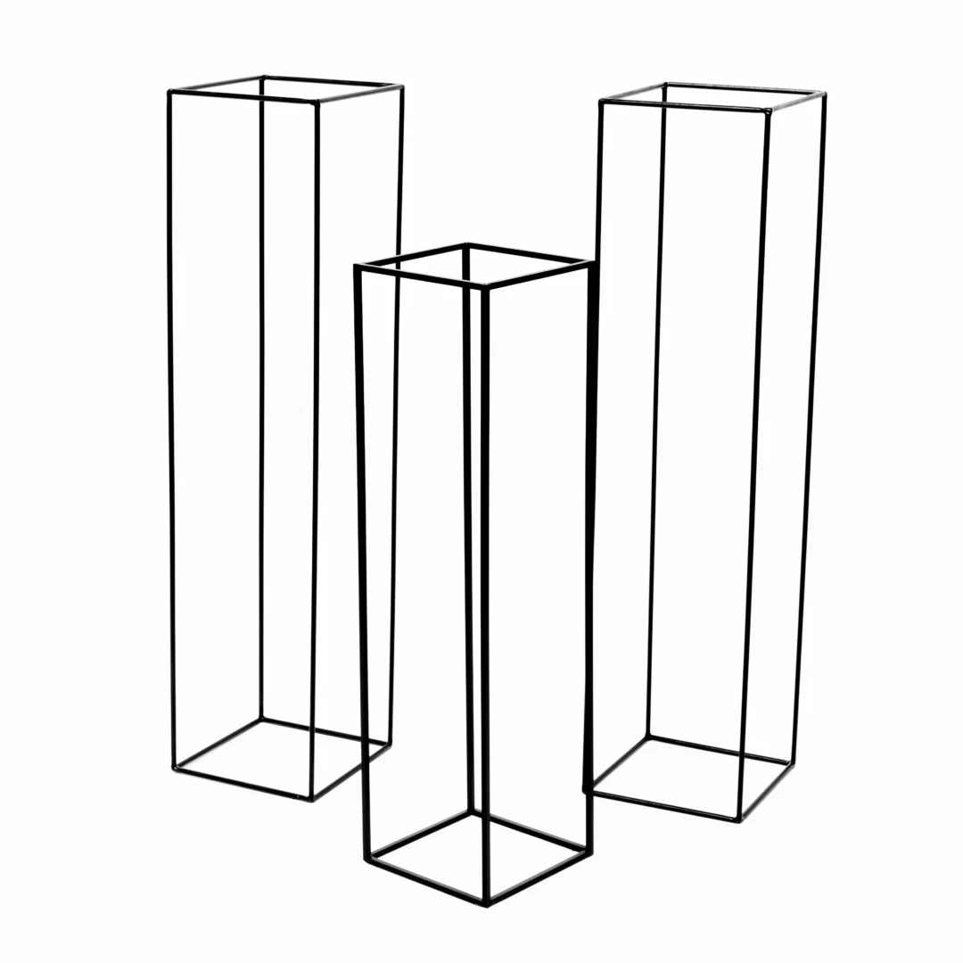 Trzy minimalistyczne, czarne, metalowe stelaże o geometrycznym kształcie i zróżnicowanej wysokości to doskonałe dekoracje eventowe, idealne na wesele, ślub, galę lub nowoczesne wydarzenia firmowe. Ta industrialna scenografia nadaje się na kwietniki lub podstawy/stelaże na inne elementy wystroju. Wypożyczalnia rent4events.pl oraz rent4weddings.pl oferuje je jako część kompleksowej usługi dekoracyjnej we Wrocławiu. Doskonale sprawdzają się w przestrzeniach wymagających eleganckiej i funkcjonalnej aranżacji. Wybierz jakość, styl i możliwości personalizacji - rent4events.pl wypożycz wrażenia, rent4wedding.pl zachowaj wspomnienia.