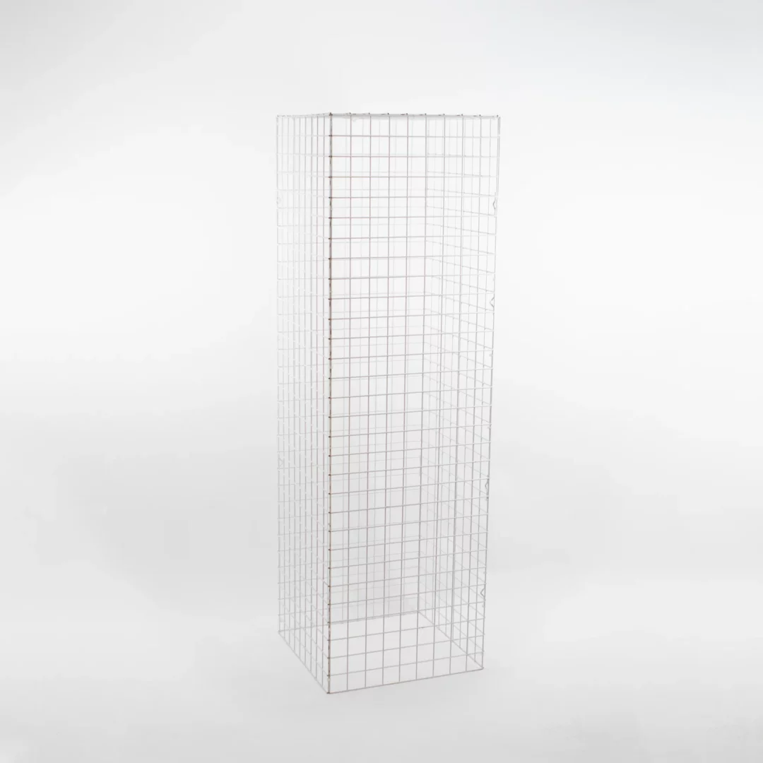 Biały Słupek z Kratki o wysokości 150 cm to nowoczesna i funkcjonalna dekoracja scenograficzna, idealna na ślub, wesele i każdy elegancki event. Wypożyczalnia dekoracji Rent4Events / Rent4Wedding z Wrocławia oferuje ten minimalistyczny stelaż jako bazę do aranżacji kwiatowych, świetlnych lub brandingowych. Lekka konstrukcja z siatki sprawia, że słupek łatwo adaptować do różnych koncepcji – od stylu glamour po industrialny. Produkt dostępny w ofercie marek rent4events.pl oraz rent4weddings.pl - rent4events.pl wypożycz wrażenia, rent4wedding.pl zachowaj wspomnienia.