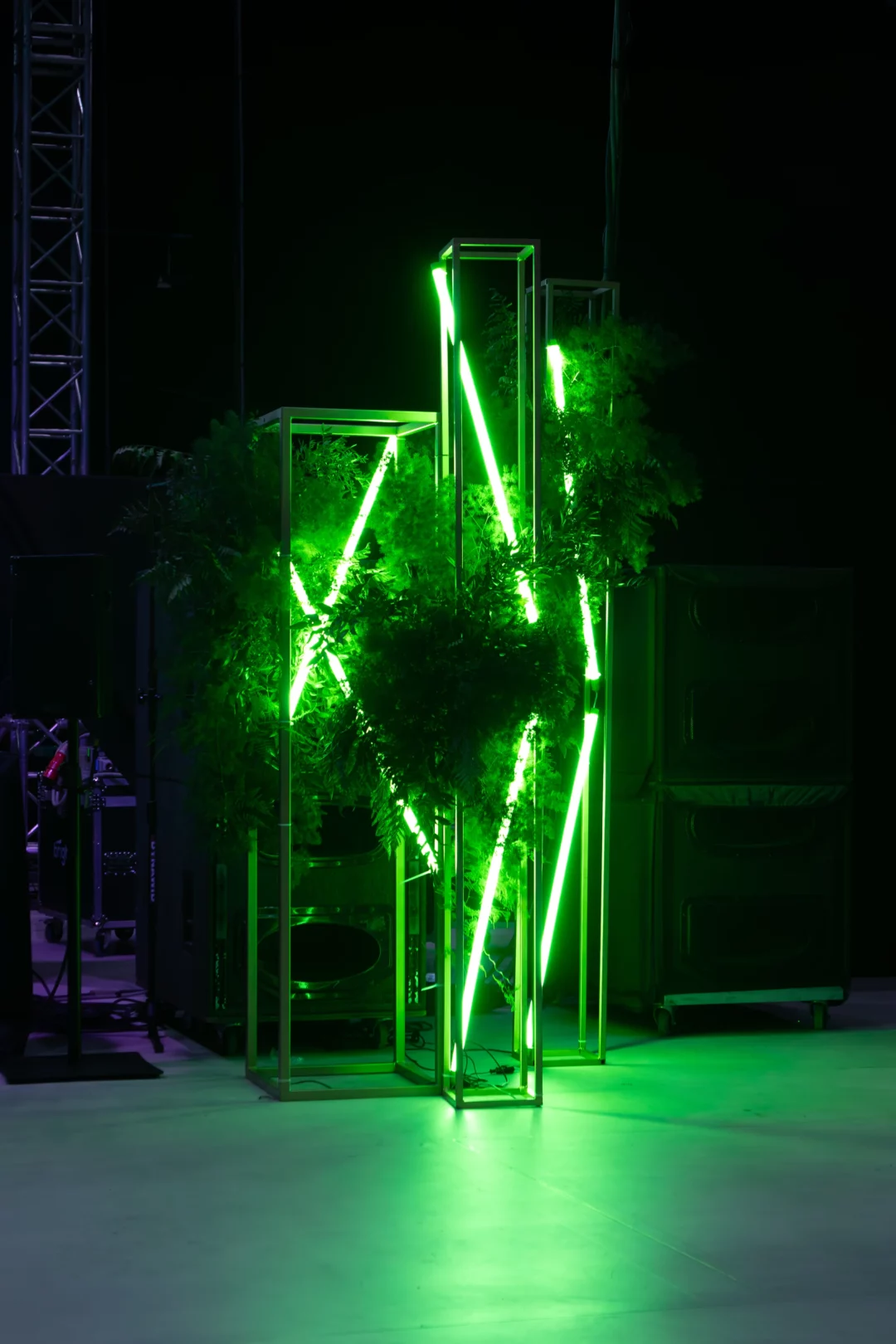 Zielona futurystyczna dekoracja eventowa z intensywnym oświetleniem LED, metalowymi, złotymi słupami i bujną roślinnością, idealna na wesele, ślub czy event organizowany we Wrocławiu. Ta nowoczesna scenografia dostępna w wypożyczalni dekoracji rent4events.pl oraz rent4weddings.pl zachwyca oryginalnym designem, perfekcyjnym dopasowaniem do różnorodnych okazji oraz możliwością wynajmu na wszelakie wydarzenia. Połączenie żywej zieleni z metalicznymi akcentami i nowoczesnym światłem LED tworzy unikalny klimat na każdym evencie, niezależnie czy to wesele, ślub czy firmowa integracja. Wrocław i okolice mogą liczyć na profesjonalną obsługę, dopasowanie scenografii i wyjątkowe wrażenia, jakie zapewnia wypożyczalnia dekoracji rent4events.pl i rent4weddings.pl - rent4events.pl wypożycz wrażenia, rent4wedding.pl zachowaj wspomnienia. Fot. @karolinakiec_fotografia.
