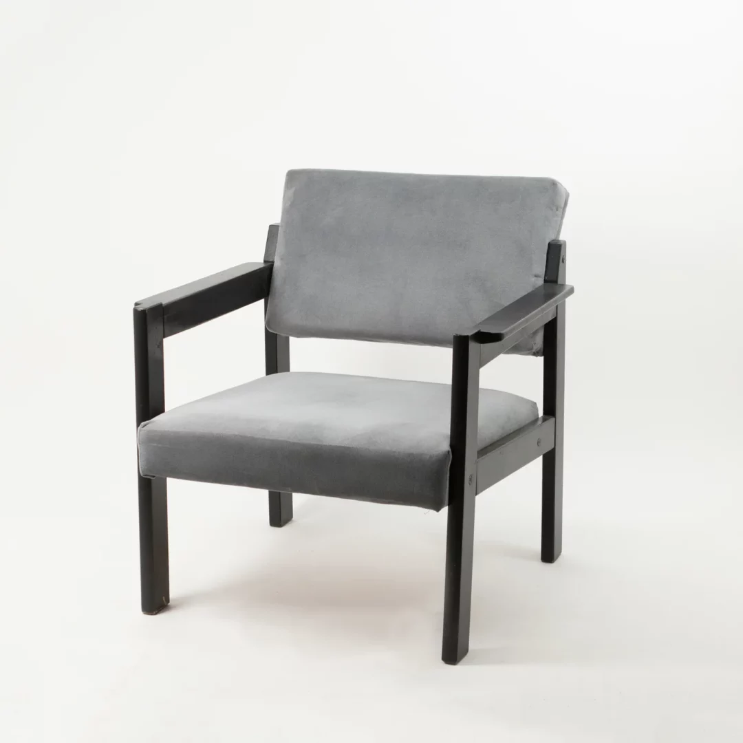 Fotel PRL. Retro fotel tapicerowany w odcieniu szarego weluru z czarną, minimalistyczną ramą to idealny element scenografii do strefy chillout lub kawowej na wesele lub eleganckie przyjęcie firmowe. Styl retro ale i loftowy i industrialny doskonale komponuje się z dekoracjami oferowanymi przez wypożyczalnię rent4events.pl i rent4weddings.pl. Fotel sprawdzi się w strefach chillout, backstage’ach i aranżacjach w stylu PRL. Dostępny w ofercie na terenie Wrocławia i okolic - rent4events.pl wypożycz wrażenia, rent4wedding.pl zachowaj wspomnienia.