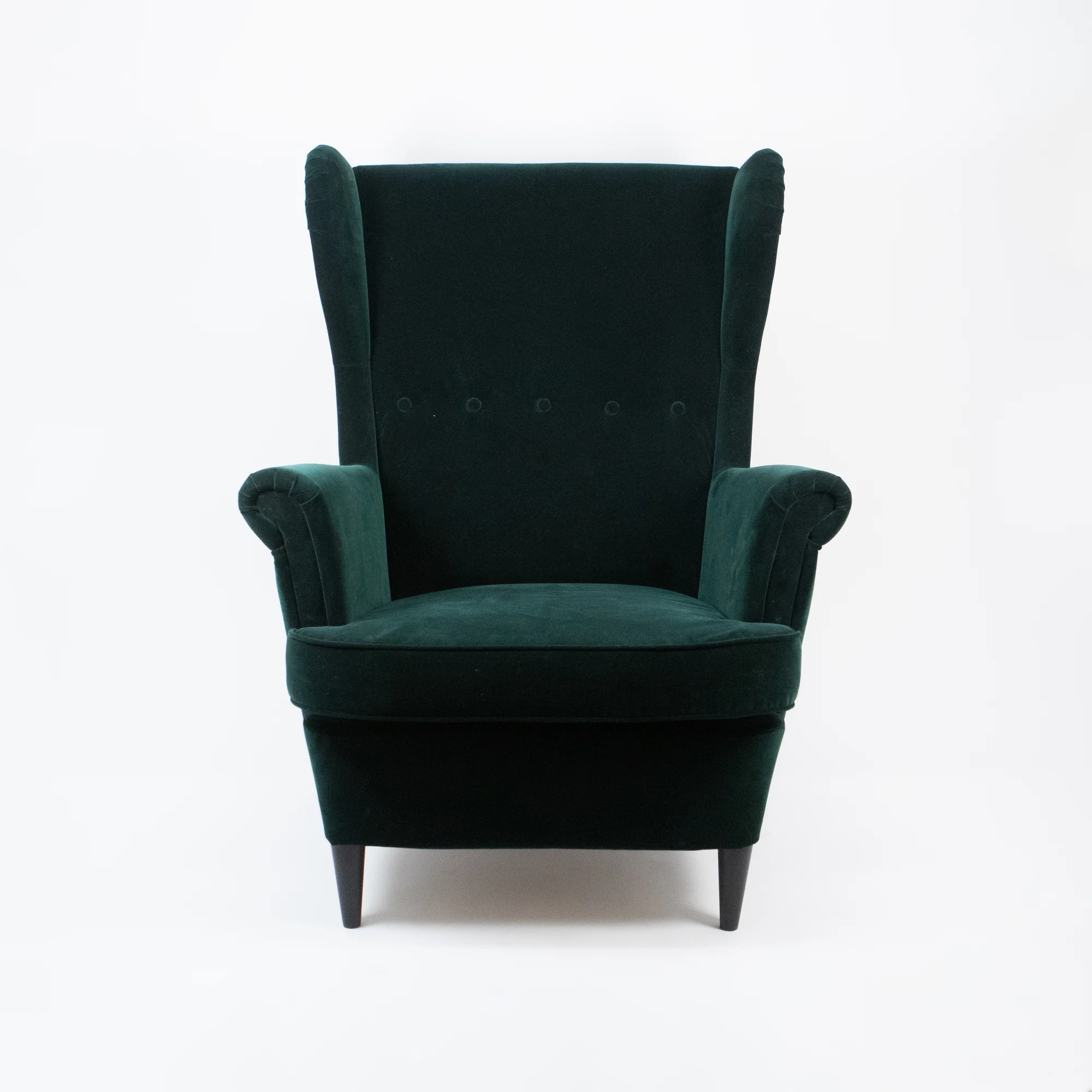 MF27a fotel zielony aksamit duzy dekoracyjny wesela eventy wypozyczalnia dekoracji rent4events rent4wedding wroclaw - Wypożyczalnia Ślubna Fotel Zielony. Ciemnozielony fotel z aksamitnym obiciem to luksusowy dodatek na eventy, wesela i śluby. Wysokie oparcie oraz delikatnie zaokrąglone podłokietniki gwarantują wygodę, a elegancki design podkreśla wyjątkowy charakter mebla. Solidne drewniane nogi zapewniają stabilność, idealnie komponując się z luksusową tapicerką. Fotel świetnie sprawdzi się w strefach chillout lub jako dekoracyjny akcent scenografii. Wypożycz go w Rent4Events lub Rent4Weddings we Wrocławiu, by dodać swojemu wydarzeniu klasy i stylu - rent4events.pl wypożycz wrażenia, rent4weddings.pl zachowaj wspomnienia.