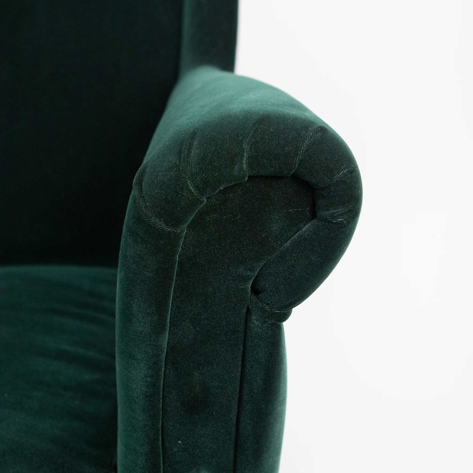 MF27b fotel zielony aksamit detal podlokietnik dekoracyjny wesela eventy wypozyczalnia dekoracji rent4events rent4wedding wroclaw - Wypożyczalnia Ślubna Fotel Zielony - detal. Zaokrąglony podłokietnik fotela w aksamitnej tapicerce w kolorze ciemnej zieleni to przykład dbałości o detale. Miękka struktura materiału oraz ergonomiczny kształt sprawiają, że fotel jest zarówno wygodny, jak i elegancki. Detal ten podkreśla luksusowy charakter mebla, który doskonale sprawdzi się na weselach, eventach i w strefach chillout. Wypożycz ten wyjątkowy fotel w Rent4Events lub Rent4Weddings we Wrocławiu - rent4events.pl wypożycz wrażenia, rent4weddings.pl zachowaj wspomnienia.