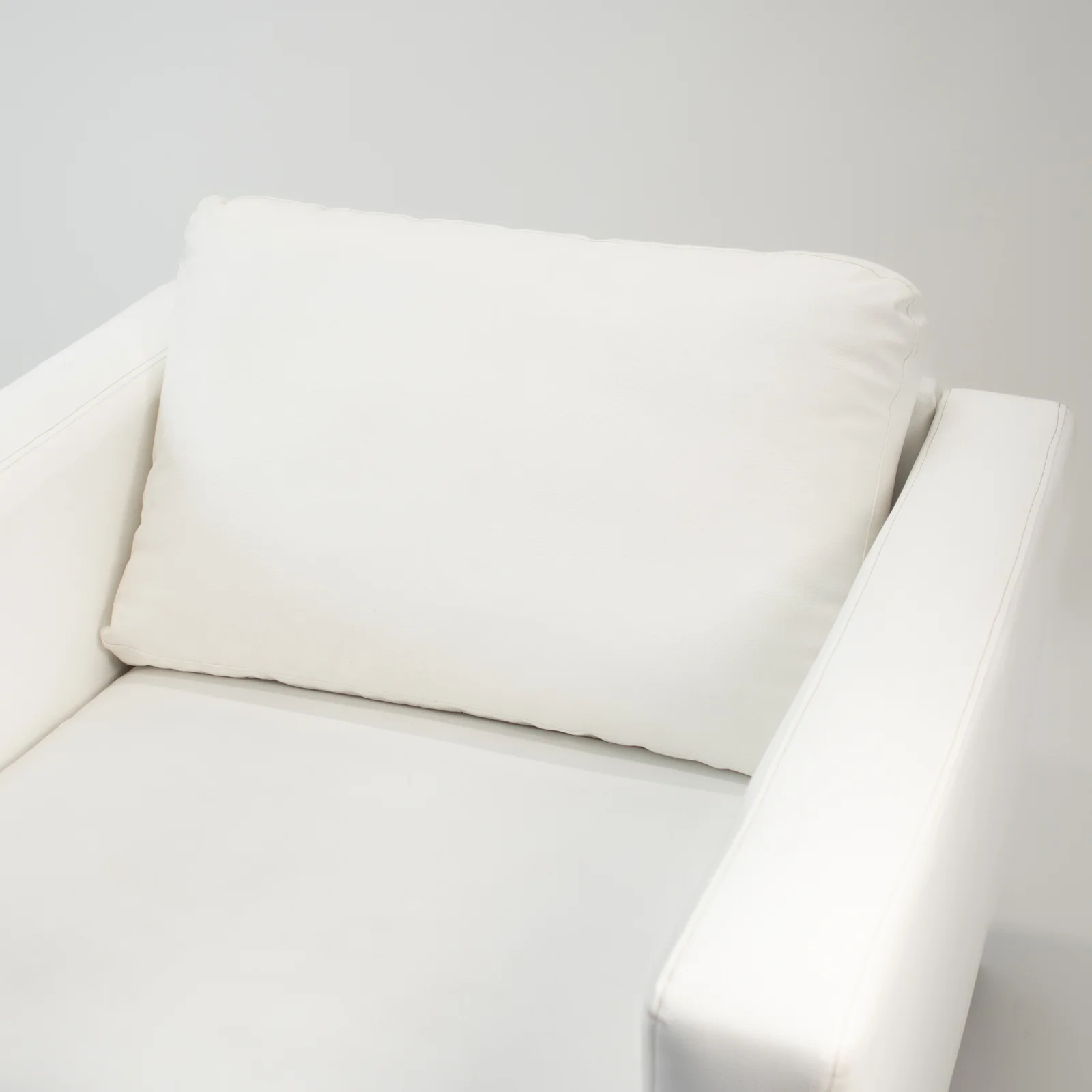 MF29a fotel kubik bialy detal eko skora strefa chillout eventy imprezy wesela wypozyczalnia mebli dekoracji rent4events rent4wedding - Wypożyczalnia Ślubna Fotel Kubik Biały Duży. Zbliżenie na biały fotel tapicerowany ekoskórą, prezentujące detale oparcia, siedziska i podłokietnika. Nowoczesna forma i biała powierzchnia czynią ten mebel idealnym wyborem do eleganckich dekoracji stref chillout oraz innych eventów. Fotel stanowi element scenografii dostępnej w wypożyczalni rent4events.pl i rent4weddings.pl z siedzibą we Wrocławiu - rent4events.pl wypożycz wrażenia, rent4wedding.pl zachowaj wspomnienia.