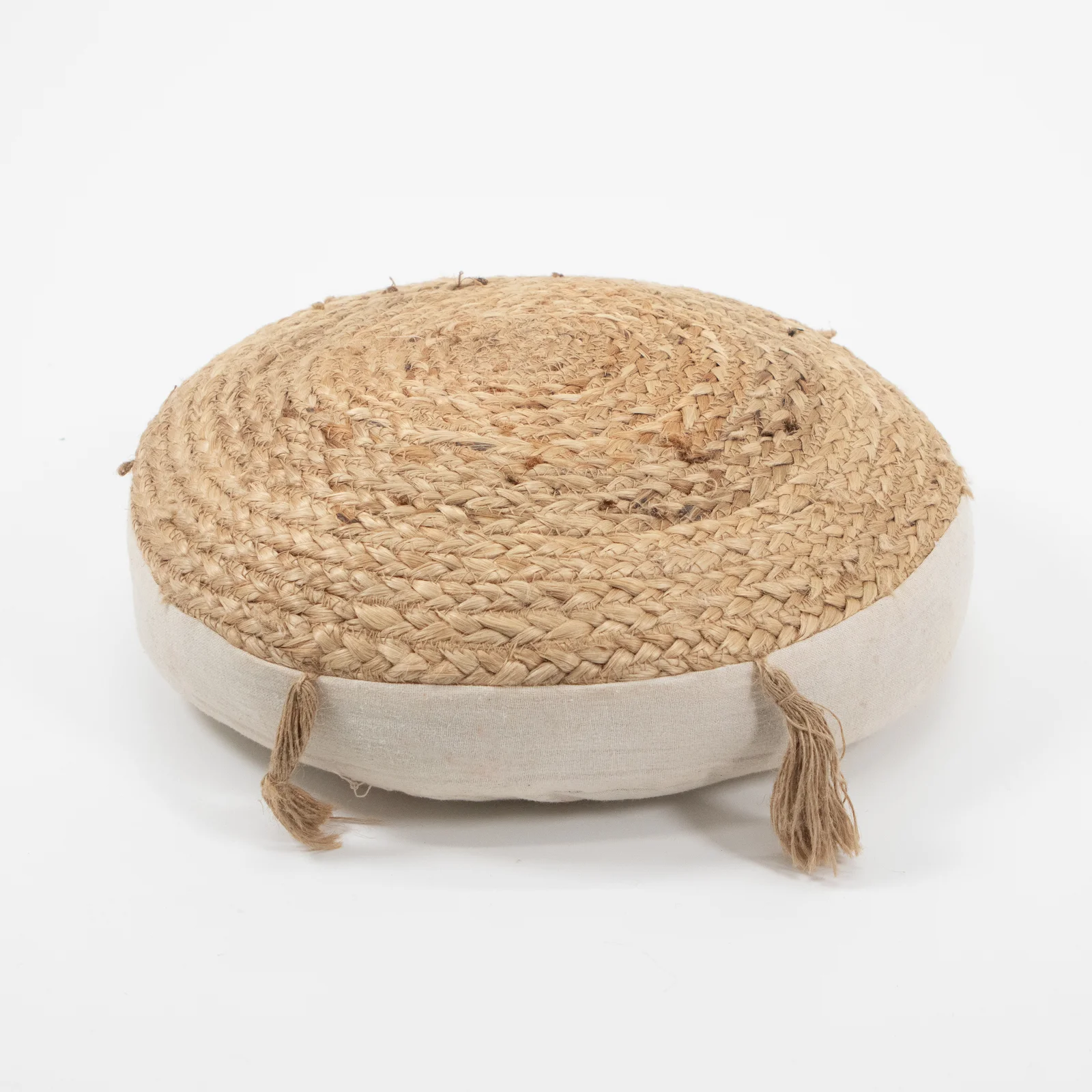 MP01 siedzisko boho okragle poduszka etno meble strefa chillout wesela eventy wypozyczalnia dekoracji rent4events rent4wedding wroclaw - Wypożyczalnia Ślubna Siedzisko Boho Okrągłe. Okrągłe siedzisko boho z juty i bawełny to doskonały dodatek na każde wydarzenie. Dzięki chwostom oraz naturalnym materiałom idealnie pasuje do stylu etno i marokańskiego. Sprawdzi się na letnich garden party, w strefach chillout czy na tarasie. W Rent4Events oraz Rent4Weddings we Wrocławiu znajdziesz te i inne dekoracyjne elementy, które uczynią Twój event wyjątkowym - rent4events.pl wypożycz wrażenia, rent4weddings.pl zachowaj wspomnienia.