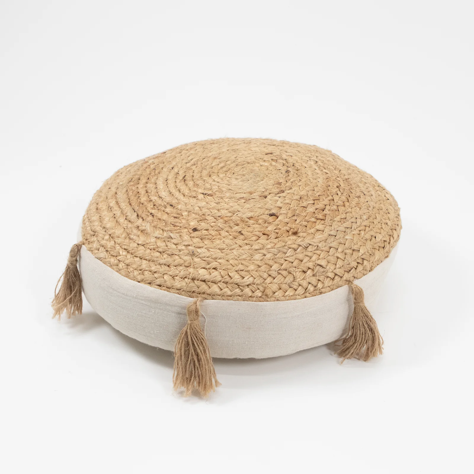 MP01a siedzisko boho okragle poduszka etno meble strefa chillout wesela eventy wypozyczalnia dekoracji rent4events rent4wedding wroclaw - Wypożyczalnia Ślubna Okrągłe siedzisko boho wykonane z naturalnej juty i bawełny to doskonały wybór na wesela, garden party oraz eventy w stylu etno lub marokańskim. Chwosty na bokach dodają dekoracyjnego akcentu, a naturalne materiały zapewniają estetykę i wygodę. Idealne do stref chillout, na tarasy czy trawniki. Wypożycz w Rent4Events lub Rent4Weddings we Wrocławiu, aby nadać swojemu wydarzeniu wyjątkowy klimat - rent4events.pl wypożycz wrażenia, rent4weddings.pl zachowaj wspomnienia.