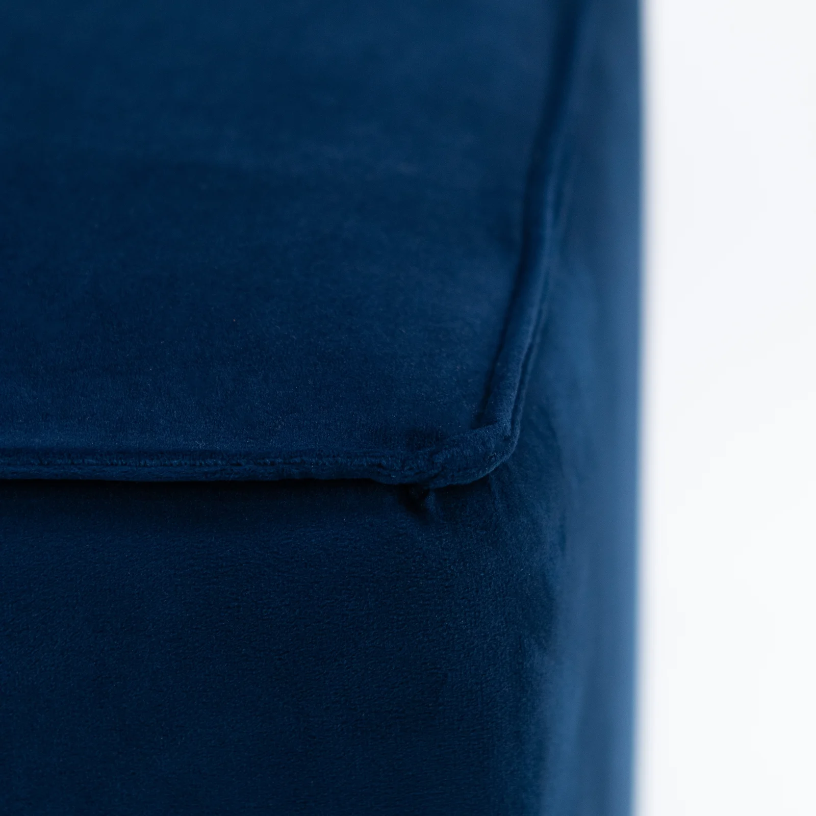 MP30a pufa kubik granatowy welur detal meble strefa chillout wesela eventy wypozyczalnia dekoracji rent4events rent4wedding wroclaw - Wypożyczalnia Ślubna Pufa Kubik Granatowy Welur. Zbliżenie na narożnik granatowej pufy Kubik z eleganckiego, miękkiego weluru to doskonała prezentacja jakości i detali wykończenia mebla oferowanego przez wypożyczalnię dekoracji i scenografii RENT4EVENTS. Perfekcyjnie wykonane szwy i wyrazisty kolor czynią ten element idealnym wyborem na wesele, ślub czy event we Wrocławiu. Ten stylowy dodatek idealnie sprawdzi się jako część aranżacji strefy chillout, podkreślając luksusowy charakter dekoracji i całej scenografii. Dostępny w ofercie marek rent4events.pl oraz rent4weddings.pl - rent4events.pl wypożycz wrażenia, rent4wedding.pl zachowaj wspomnienia.