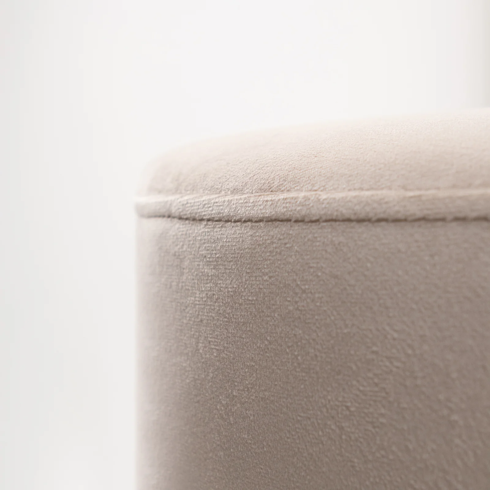 MP35a pufa okragla bezowy welur detal strefa chillout wesela eventy wypozyczalnia dekoracji rent4events rent4wedding wroclaw - Wypożyczalnia Ślubna Zbliżenie na zaokrąglony szew beżowej pufy okrągłej obitej eleganckim welurem to wyraz dbałości o detale i jakość wykonania. Ten element dekoracyjny idealnie sprawdza się w aranżacjach stref chillout podczas eventów, wesel i ślubów. Neutralna, ciepła kolorystyka beżu pasuje do każdej scenografii, podkreślając jej szyk i harmonię. Zdjęcie doskonale oddaje fakturę materiału i estetykę mebla dostępnego w ofercie wypożyczalni dekoracji RENT4EVENTS – właściciela marek rent4events.pl i rent4weddings.pl, działających we Wrocławiu i okolicach - rent4events.pl wypożycz wrażenia, rent4wedding.pl zachowaj wspomnienia.