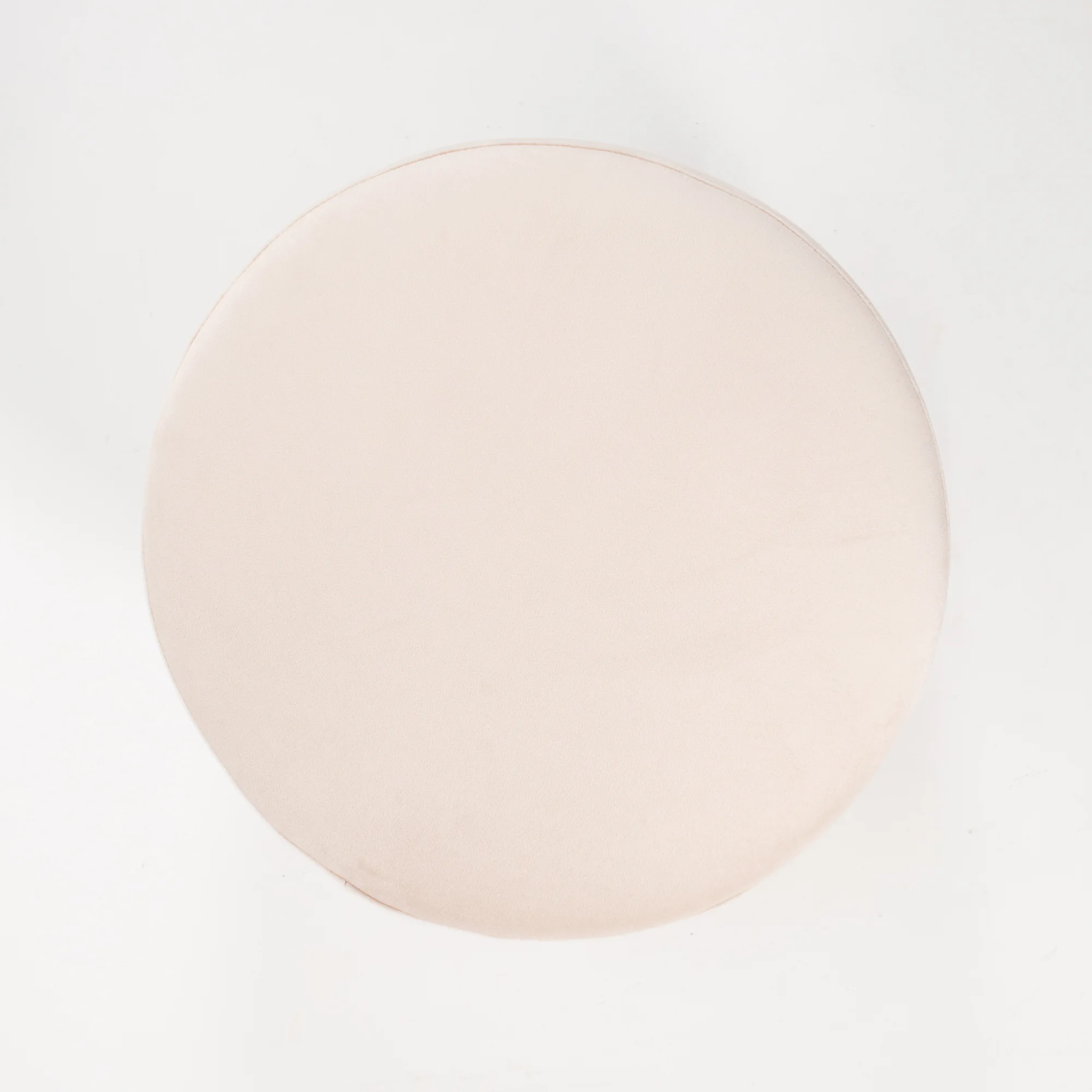 MP35b pufa okragla bezowy welur meble strefa chillout wesela eventy wypozyczalnia dekoracji rent4events rent4wedding wroclaw - Wypożyczalnia Ślubna Widok z góry na elegancką pufę okrągłą w kolorze beżowym, z weluru, prezentuje jej idealną, symetryczną formę i subtelną fakturę materiału. Taki mebel świetnie sprawdza się w strefach chillout podczas wesel, ślubów i eventów, stanowiąc element dekoracyjny o wysokich walorach estetycznych i użytkowych. Jasny beż pasuje do każdej scenografii – od klasycznej po boho. Pufa dostępna w wypożyczalni dekoracji RENT4EVENTS we Wrocławiu, pod markami rent4events.pl oraz rent4weddings.pl - rent4events.pl wypożycz wrażenia, rent4wedding.pl zachowaj wspomnienia.