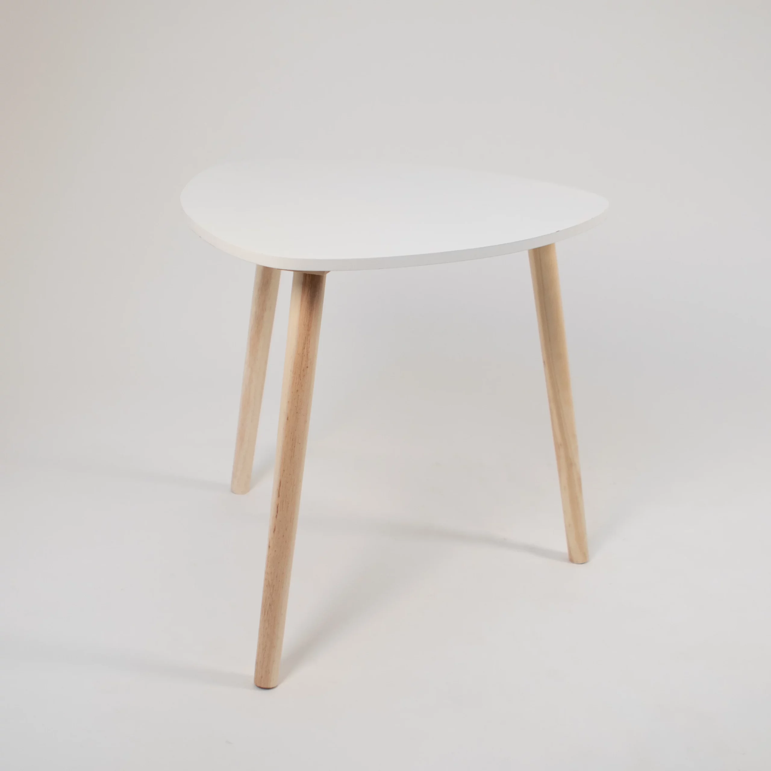 Stolik Kawowy Trójkątny Biały - w skandynawskim stylu - rent4events.pl, rent4wedding.pl.