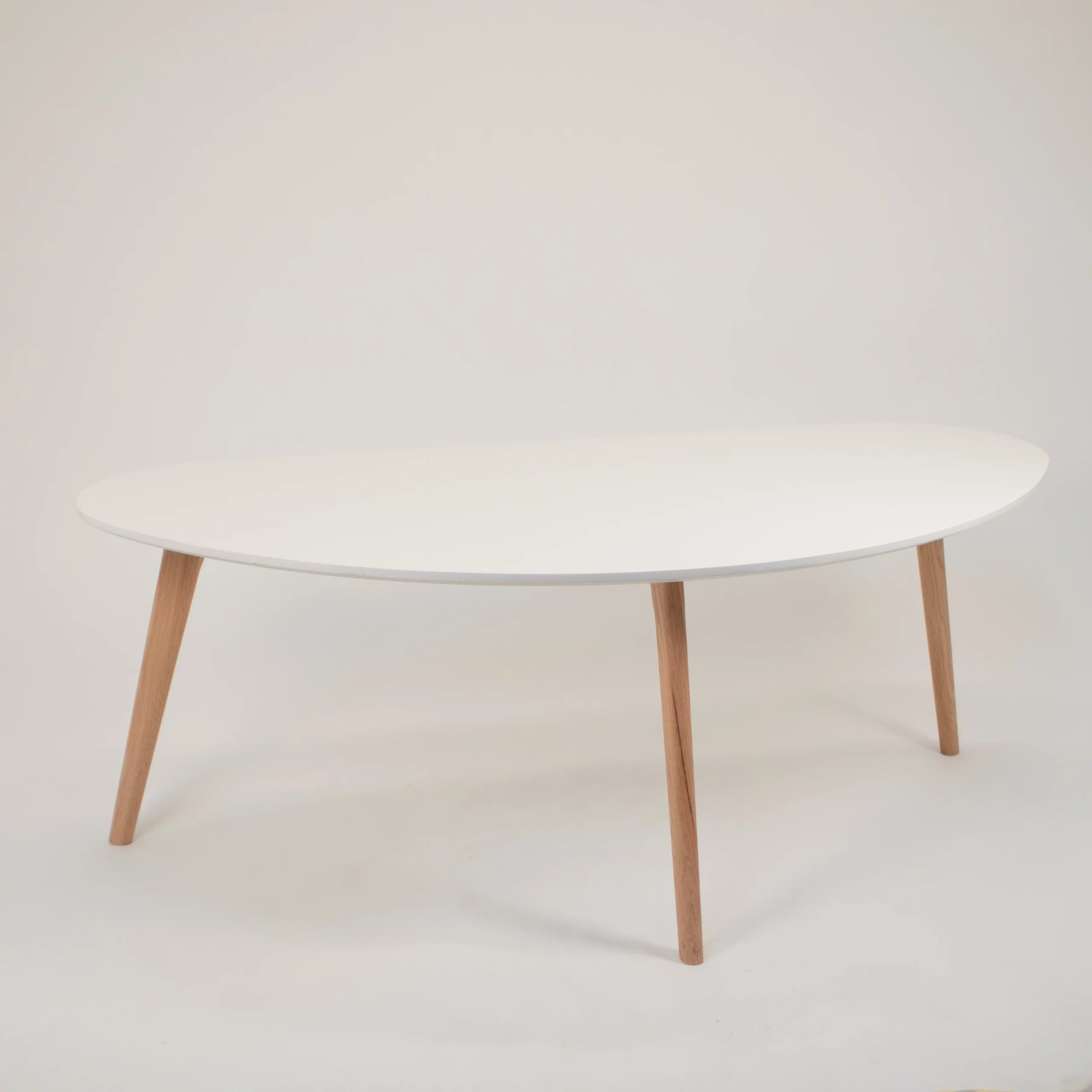 Stolik Kawowy Nerka Biały - w skandynawskim stylu - rent4events.pl, rent4wedding.pl.