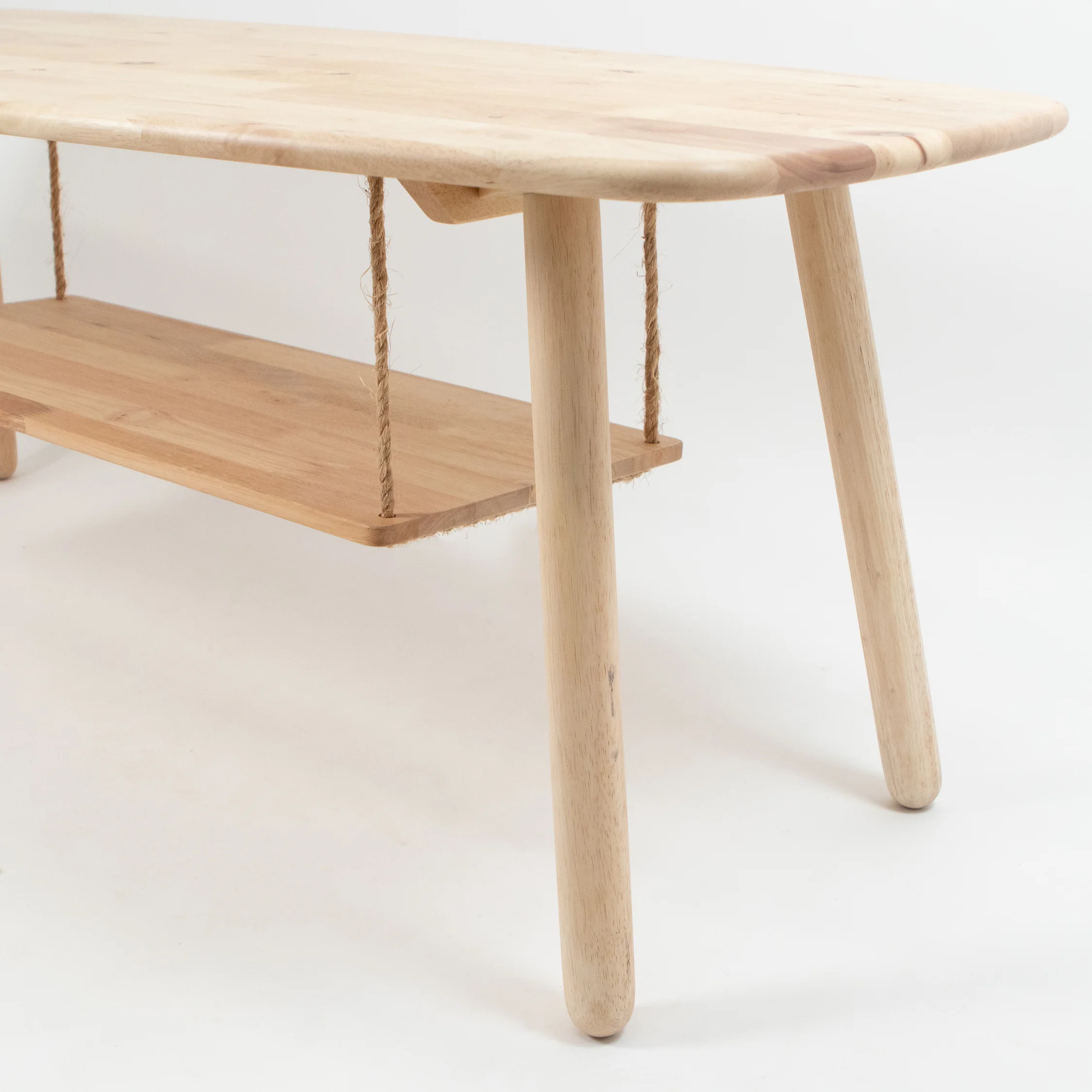 MST54a stolik boho kawowy jasne drewno wesela eventy wypozyczalnia dekoracji rent4events rent4wedding wroclaw - Wypożyczalnia Ślubna Stolik Boho Kawowy. Zbliżenie na drewniany stół w stylu rustykalnym, prezentujące szczegóły naturalnej nogi stołu oraz półki zawieszonej na jutowych sznurkach. Jasne drewno z widocznym usłojeniem doskonale komponuje się z naturalnymi dekoracjami ślubnymi i eventowymi. Idealny do wykorzystania jako element scenografii na wesele lub event w stylu boho, vintage lub eko. Produkt dostępny w ofercie wypożyczalni dekoracji rent4events.pl oraz rent4weddings.pl, działającej na terenie Wrocławia i Polski - rent4events.pl wypożycz wrażenia, rent4weddings.pl zachowaj wspomnienia.