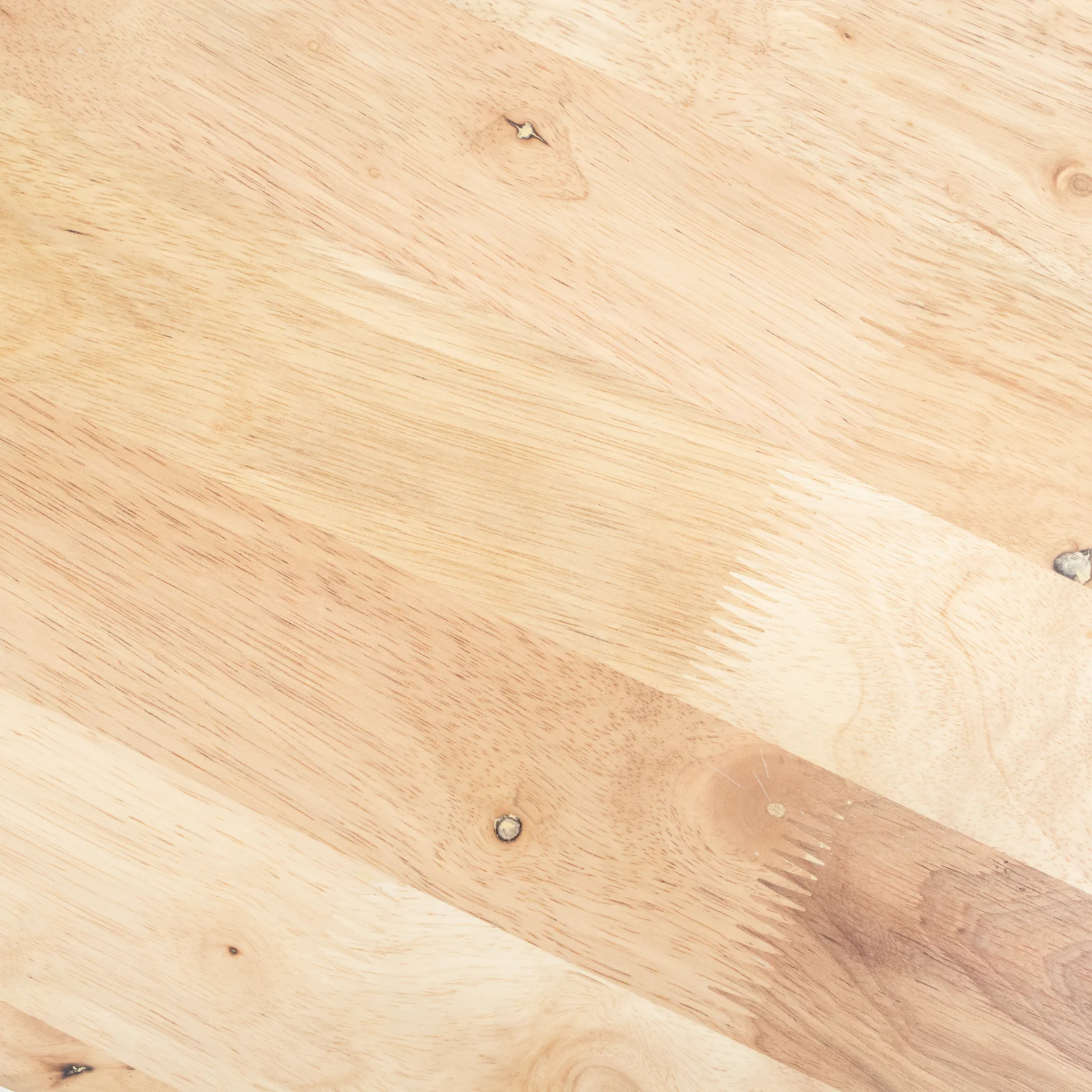 MST54b stolik boho kawowy blat jasne drewno wesela eventy wypozyczalnia dekoracji rent4events rent4wedding wroclaw - Wypożyczalnia Ślubna Zbliżenie na blat stołu wykonanego z naturalnego drewna klejonego z widocznymi sękami i usłojeniem, ukazujące wysoką jakość materiału i rzemieślnicze połączenia typu finger joint. Idealna propozycja na garden party, do kącików kawowych, stref chillout itd. Powierzchnia doskonale komponuje się z rustykalnymi i boho stylizacjami weselnymi. Ten element drewniany dostępny jest w ofercie rent4events.pl oraz rent4weddings.pl, działających we Wrocławiu i okolicach jako liderzy w zakresie wynajmu dekoracji i wyposażenia eventowego - rent4events.pl wypożycz wrażenia, rent4weddings.pl zachowaj wspomnienia.