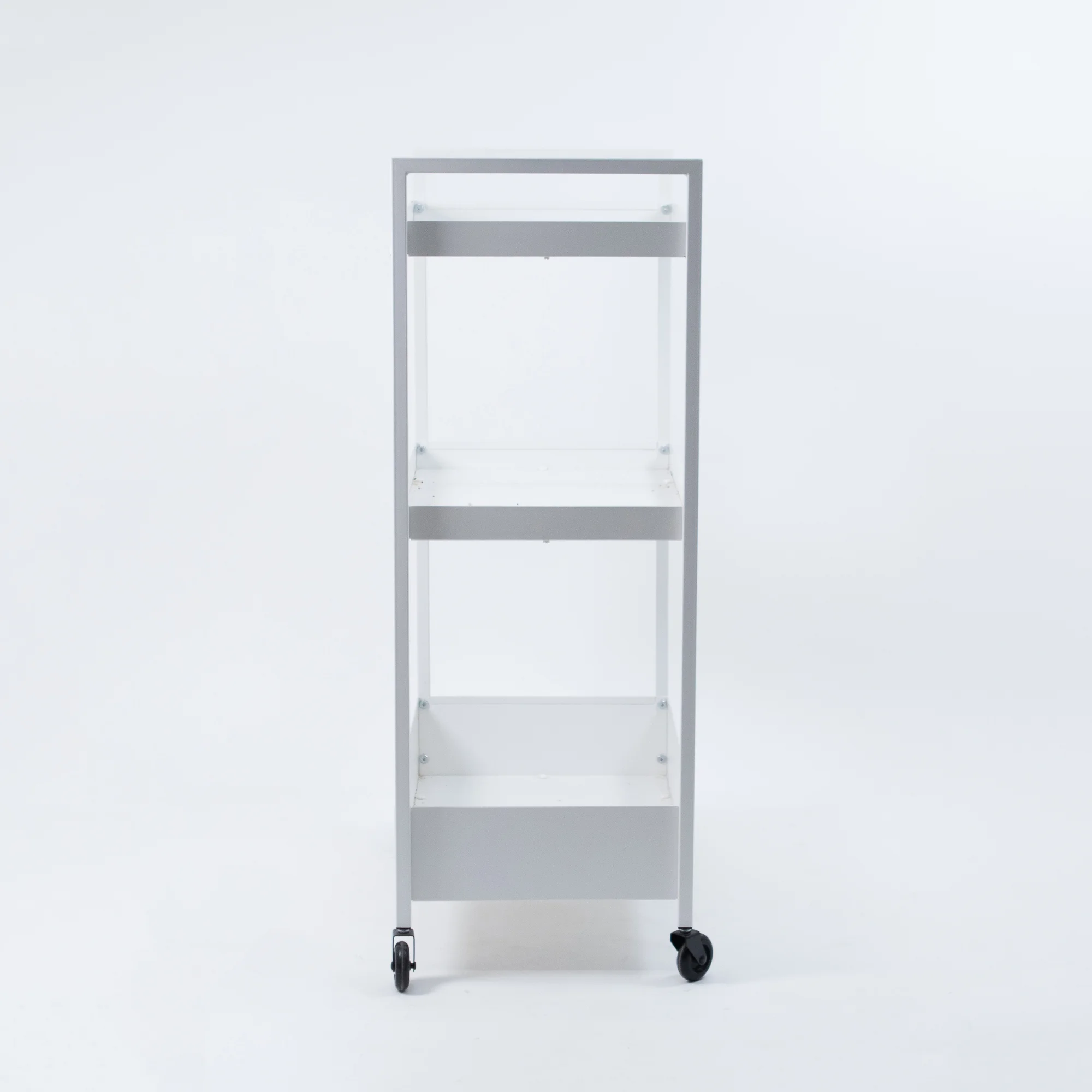 MST58a wozek stolik na kolkach metalowy bialy wypozyczalnia dekoracji rent4events rent4wedding wroclaw - Wypożyczalnia Ślubna Biały Stolik Wózek Widok z przodu na wąski, biały wózek serwisowy z trzema półkami i obrotowymi kółkami, wykonany z metalu malowanego proszkowo. Minimalistyczna konstrukcja idealnie sprawdza się w obsłudze eventów, ślubów i wesel – jako mobilna pomoc cateringowa, techniczna lub dekoracyjna. Dzięki prostemu designowi wózek dopasowuje się do różnych stylów scenografii. Produkt dostępny w ofercie wypożyczalni rent4events.pl / rent4weddings.pl, świadczącej usługi na terenie Wrocławia i całej Polski - rent4events.pl wypożycz wrażenia, rent4weddings.pl zachowaj wspomnienia.