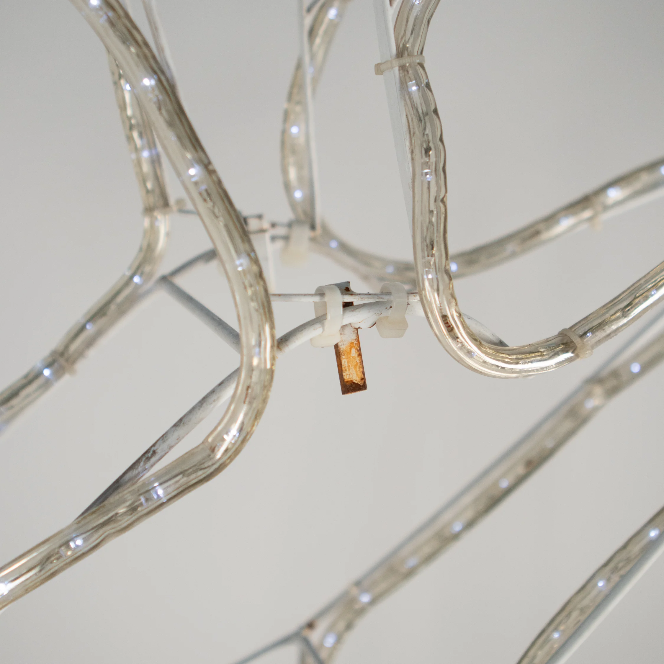 OD06a detal renifera led 195cm dekoracja swietlna ogrodowa wesela eventy wypozyczalnia dekoracji rent4events rent4wedding wroclaw - Wypożyczalnia Ślubna Renifer LED ogrodowy - detal. Zbliżenie na detale dekoracyjnego renifera LED podkreśla solidną konstrukcję oraz precyzyjne wykonanie. Metalowa rama z przewodami LED, stabilizowana plastikowymi opaskami, zapewnia trwałość i estetykę. Dekoracja nosi ślady użytkowania, jak lekka rdza (prawdopodobnie od stania na dworze) nie wpływające na efekt świetlny. Delikatne białe światło LED sprawia, że dekoracja idealnie sprawdzi się na zimowe wesele czy świąteczny event lub scenografię we Wrocławiu i okolicach. To świetlna dekoracja ogrodowa, która doda każdej przestrzeni elegancji i charakteru - rent4events.pl – wypożycz wrażenia, rent4weddings.pl – zachowaj wspomnienia.