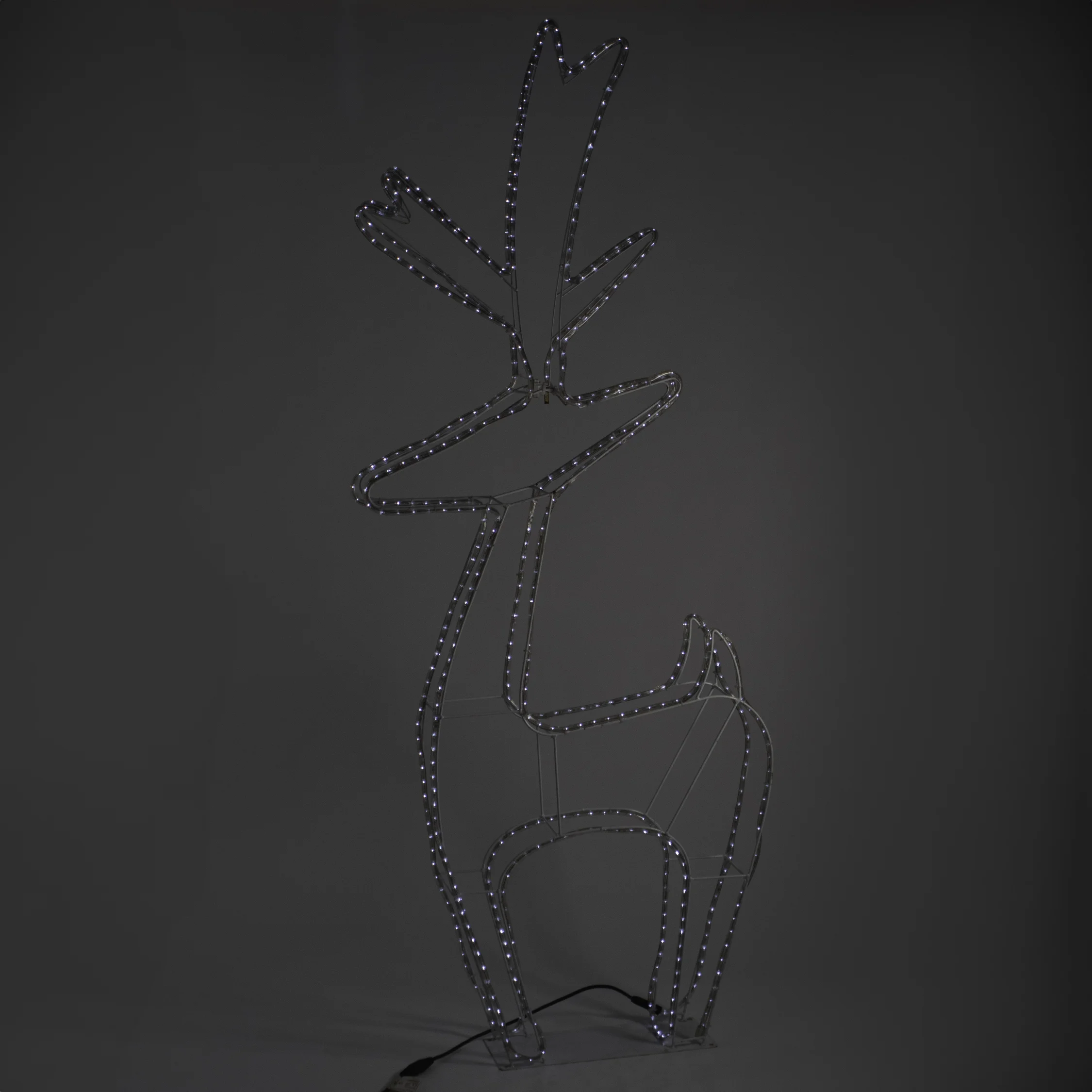 OD06b renifer led 195cm zapalony w ciemnosci dekoracja swietlna ogrodowa wesela eventy wypozyczalnia dekoracji rent4events rent4wedding wroclaw - Wypożyczalnia Ślubna Dekoracyjny ogrodowy renifer LED z zimnym białym światłem (zapalona), wyróżniający się na ciemnym tle, to doskonały element na zimowe wesele, świąteczny event lub scenografię Winter Party. Jego minimalistyczna konstrukcja oraz precyzyjnie rozmieszczone punkty światła LED sprawiają, że przyciąga wzrok i nadaje przestrzeni wyjątkowego charakteru. Ta dekoracja dostępna jest do wypożyczenia we Wrocławiu dzięki wypożyczalni rent4events.pl i rent4weddings.pl. Idealny wybór dla wypożyczalni dekoracji, które chcą oferować klientom nowoczesne i eleganckie akcenty świetlne - rent4events.pl – wypożycz wrażenia, rent4weddings.pl – zachowaj wspomnienia.