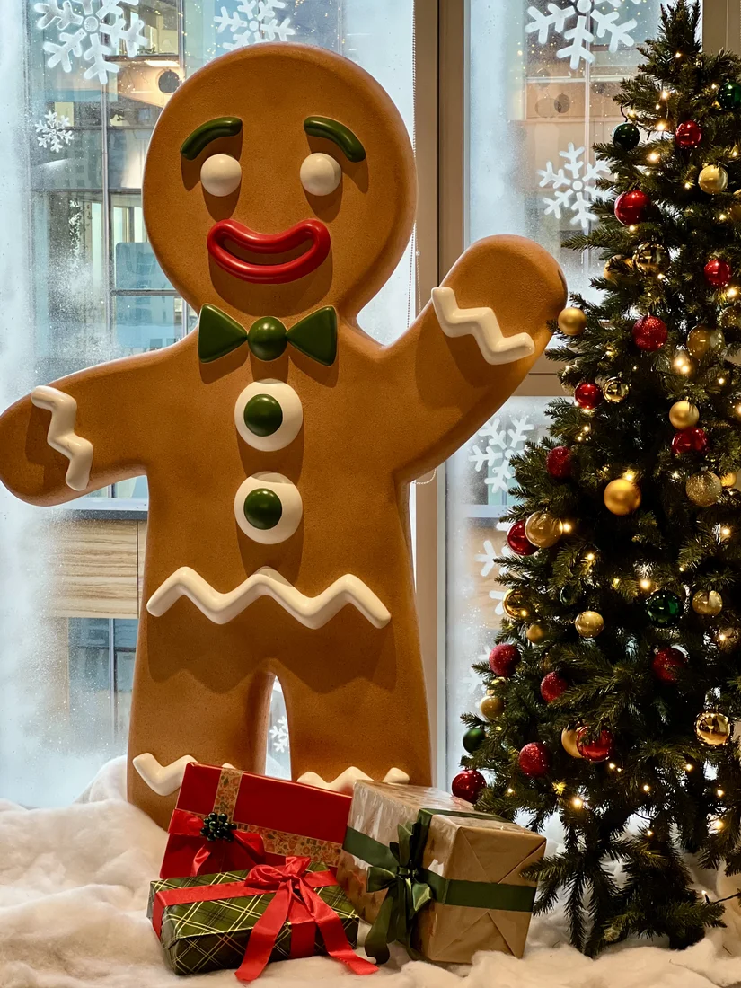 SDT01a scenografia swiateczna ciastek choinka prezenty mrozne okno event bozonarodzeniowe wypozyczalnia dekoracje wroclaw rent4events rent4weddings - Wypożyczalnia Ślubna Dekoracja świąteczna z figurą piernikowego ludzika 135 cm, bogato udekorowaną choinką oraz prezentami na tle oszronionych szyb tworzy idealną scenografię na firmowy event czy inne Christmas Party. Połączenie czerwonych, zielonych i złotych bombek, sztucznego śniegu i świątecznie zapakowanych prezentów dodaje przestrzeni wyjątkowego klimatu. Ta kompleksowa dekoracja dostępna w wypożyczalni rent4events.pl / rent4weddings.pl sprawdza się doskonale w galeriach, hotelach, na eventach tematycznych i sesjach zdjęciowych - rent4events.pl wypożycz wrażenia, rent4wedding.pl zachowaj wspomnienia.