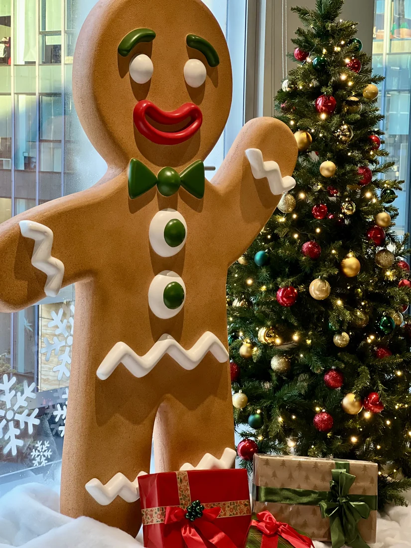 SDT01b scenografia swiateczna ciastek choinka prezenty event wypozyczalnia wroclaw dekoracje rent4events rent4weddings - Wypożyczalnia Ślubna Świąteczna scenografia na tle dużego okna w przestrzeni biurowej z figurą piernikowego ludzika o wysokości 135 cm, udekorowaną choinką w zielono-czerwono-złotej kolorystyce i prezentami. To wyjątkowa propozycja wypożyczalni dekoracji na firmowy event lub zimową dekorację biura. Połączenie dekoracyjnego ciastka, bombek w kolorach złotym, czerwonym i zielonym oraz sztucznego śniegu na oknach tworzy bajkową atmosferę idealną do zdjęć. Tę kompleksową dekorację oferuje firma rent4events.pl / rent4weddings.pl, specjalizujące się w tworzeniu klimatycznych scenografii - rent4events.pl wypożycz wrażenia, rent4wedding.pl zachowaj wspomnienia.