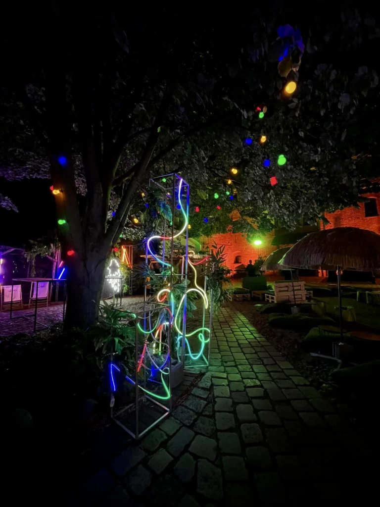 Słupki LED 100, 150 i 250 cm w plenerowej aranżacji - Neon Jungle - rent4events.pl, rent4wedding.pl.