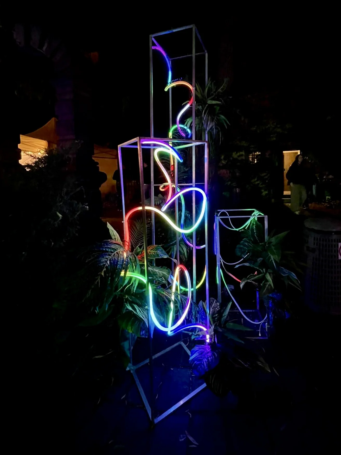 Słupki LED 100, 150 i 250 cm w plenerowej aranżacji - Neon Jungle - rent4events.pl, rent4wedding.pl.