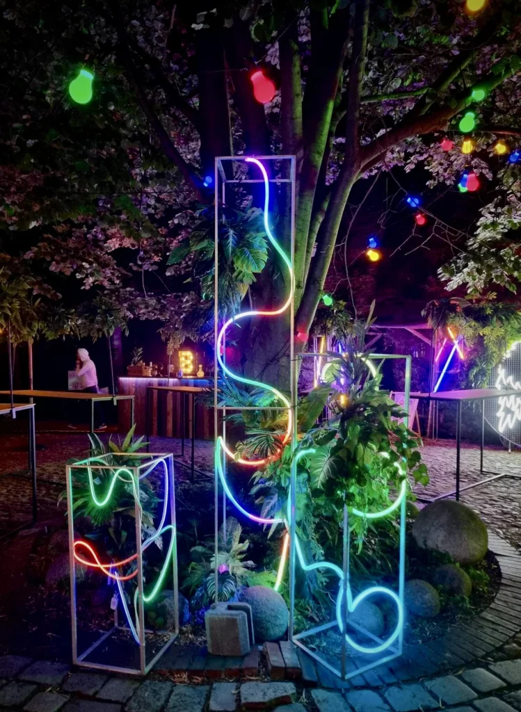 Słupki LED 100, 150 i 250 cm w plenerowej aranżacji - Neon Jungle - rent4events.pl, rent4wedding.pl.