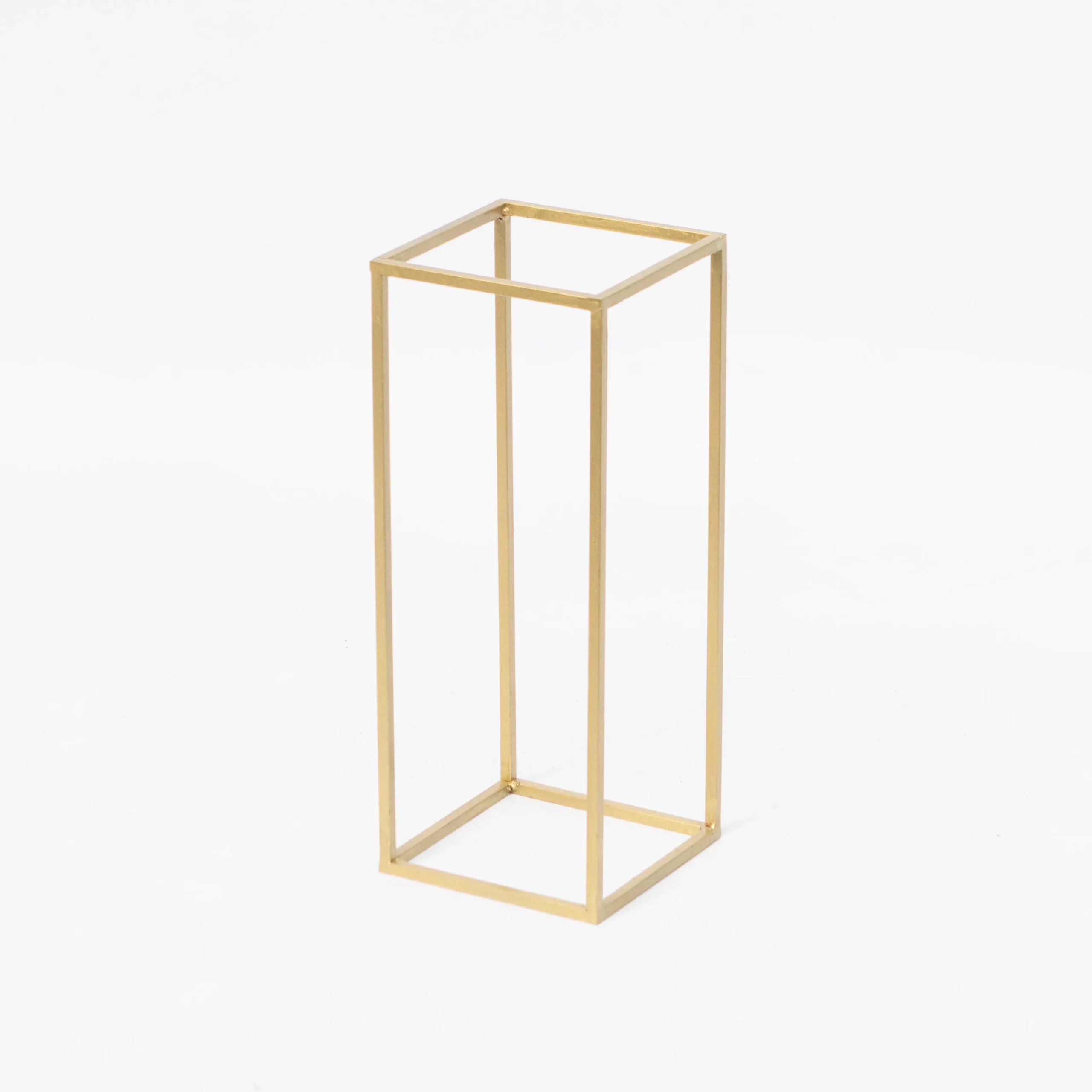 SST31 zloty stojak na kwiaty 50cm glamour wesela eventy wypozyczalnia dekoracji rent4events wroclaw scaled - Wypożyczalnia Ślubna Złoty Stojak Na Kwiaty 50 cm. Złoty stojak dekoracyjny o wysokości 50 cm i podstawie 20x20 cm, idealny do kompozycji kwiatowych na stoły podczas ślubów, wesel i eventów. Minimalistyczny geometryczny design pasuje do stylu glamour i eleganckich aranżacji. Złoty kolor podkreśla prestiż wydarzenia, a podkładka wchodzi w skład wypożyczanego zestawu. Dostępny w wypożyczalni dekoracji we Wrocławiu – rent4events.pl oraz rent4weddings.pl - rent4events.pl wypożycz wrażenia, rent4weddings.pl zachowaj wspomnienia.