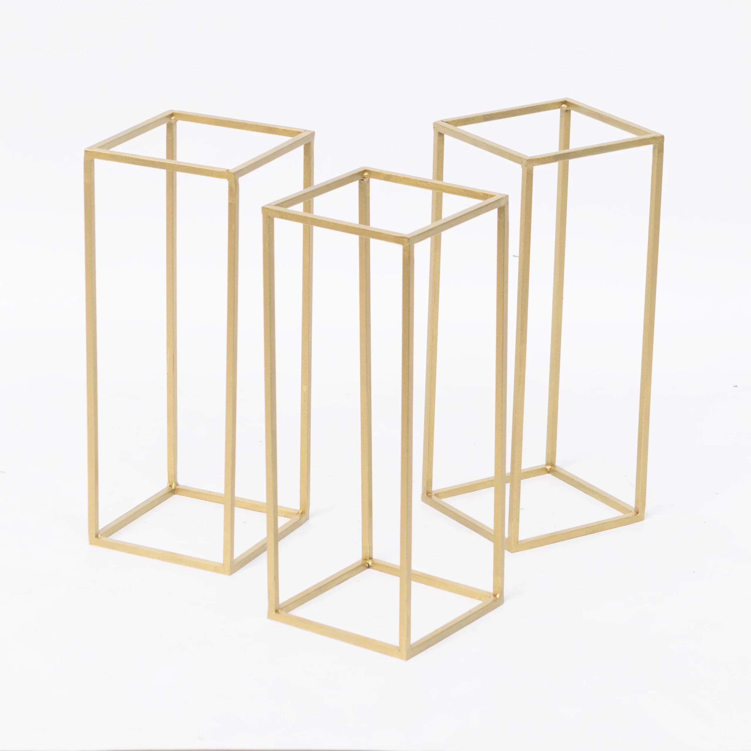 SST31A trzy zlote stojaki na kwiaty 50cm glamour wesela eventy wypozyczalnia dekoracji rent4events wroclaw scaled 1 - Wypożyczalnia Ślubna Trzy Złote Stojaki Na Kwiaty 50 cm. Zestaw trzech złotych stojaków dekoracyjnych o minimalistycznym geometrycznym designie. Idealne na śluby, wesela i eventy w stylu glamour, świetnie sprawdzą się jako element dekoracyjny na stołach lub w przestrzeni eventowej. Złoty kolor harmonizuje z różnorodnymi aranżacjami, dodając im prestiżu i elegancji. Dostępne w wypożyczalni dekoracji we Wrocławiu – rent4events.pl oraz rent4weddings.pl - "rent4events.pl wypożycz wrażenia, rent4weddings.pl zachowaj wspomnienia.