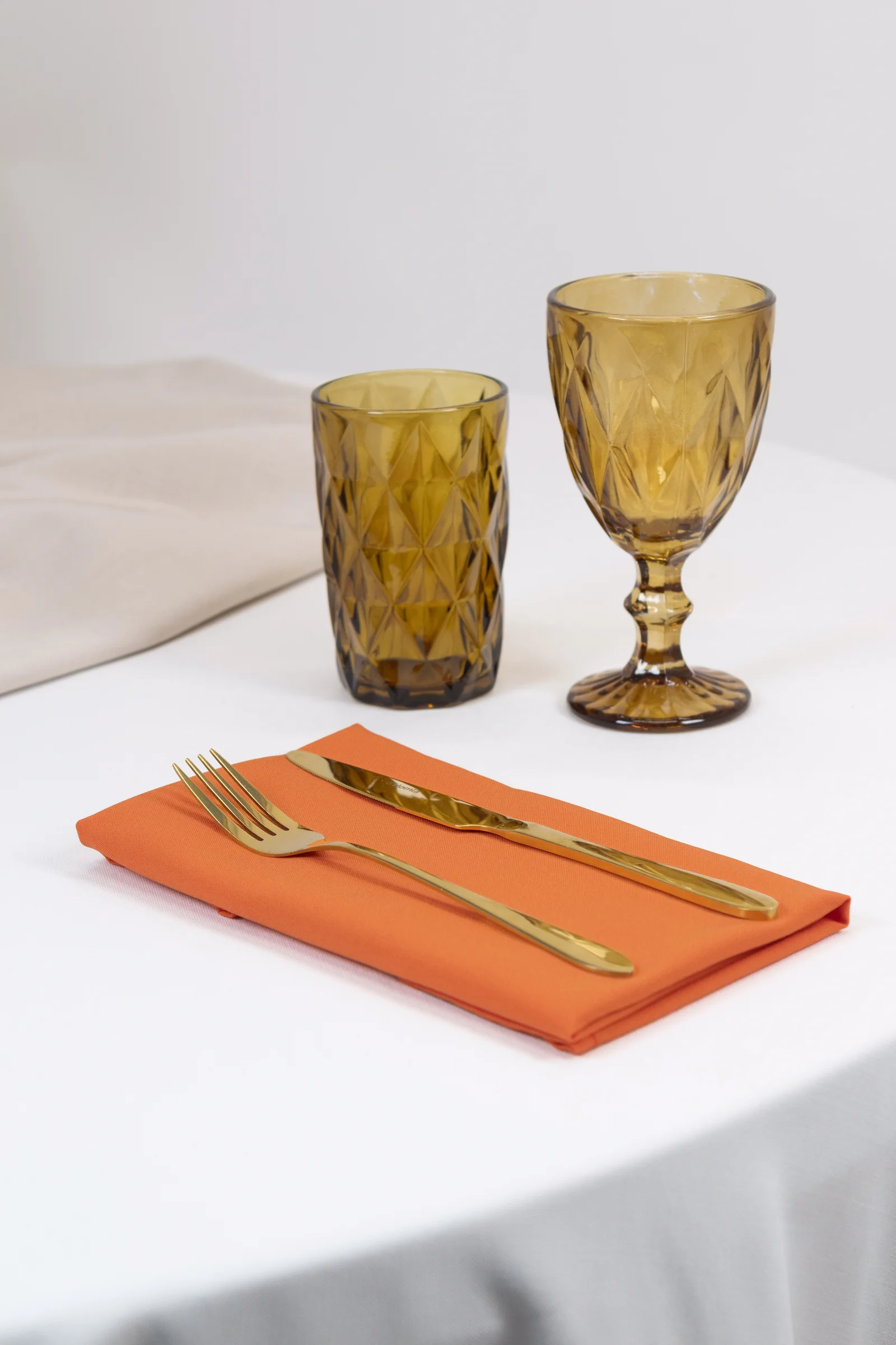 TS37a elegancka aranzacja stolu zlote sztucce serwetka pomaranczowa rent4events dekoracje wesele event wroclaw rent4weddings - Wypożyczalnia Ślubna Lśniąca aranżacja stołu z pomarańczową serwetką, złotymi sztućcami i żłobionymi kieliszkami od RENT4EVENTS, tworzy idealne tło dla wesele i eventów we Wrocławiu - rent4events.pl wypożycz wrażenia, rent4wedding.pl zachowaj wspomnienia.