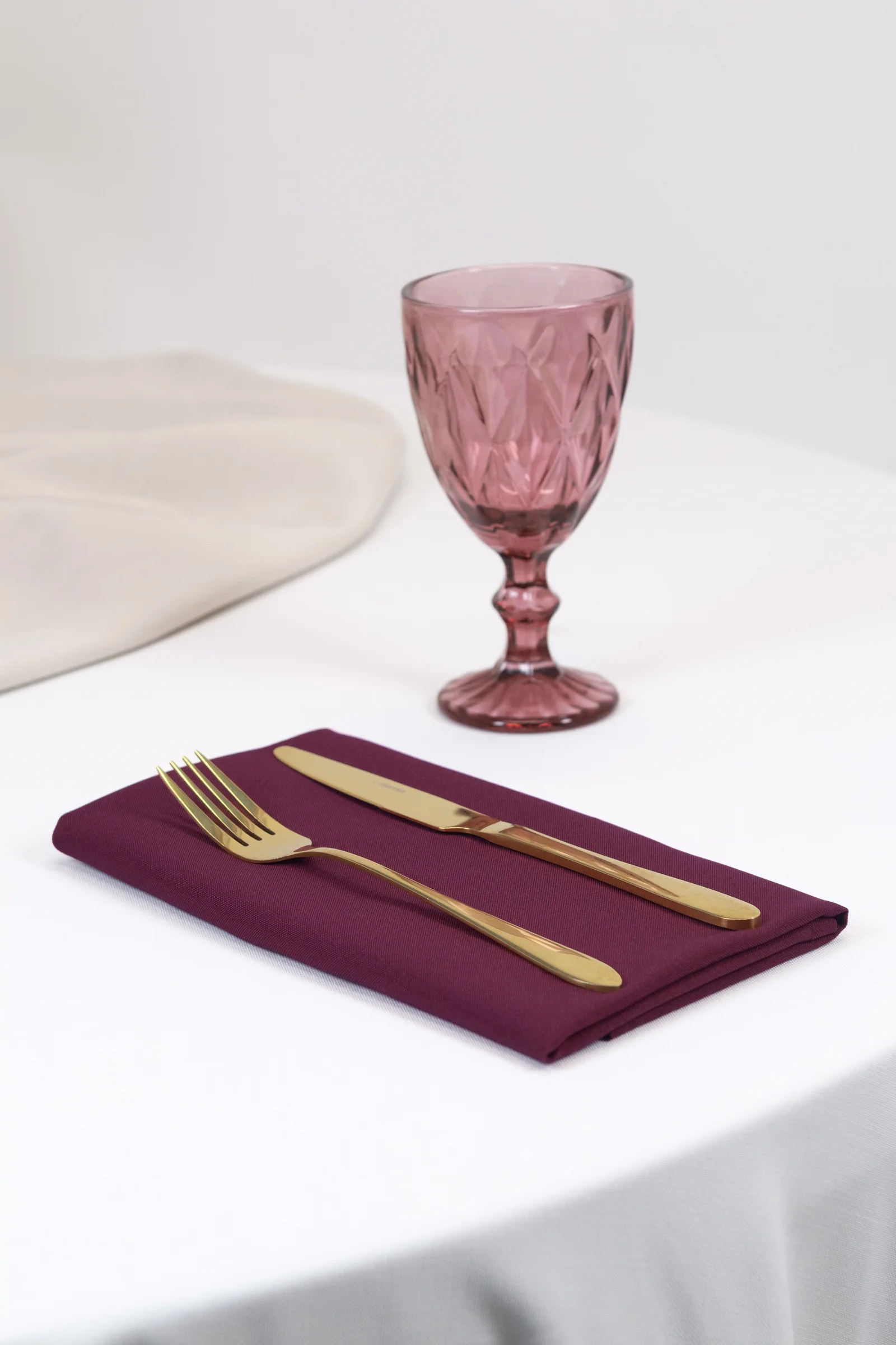 TS41a elegancka aranzacja stolu zlote sztucce serwetka bordowa rent4events dekoracje wesele event wroclaw rent4weddings - Wypożyczalnia Ślubna Aranżacja stołu z bordową serwetką, złotymi sztućcami i różowym kieliszkiem prezentuje elegancję i luksus od RENT4EVENTS, idealną na wesela i wydarzenia we Wrocławiu. Każdy szczegół jest starannie dobrany, by stworzyć niezapomniane wrażenie i zachować wspomnienia - rent4events.pl wypożycz wrażenia, rent4wedding.pl zachowaj wspomnienia.