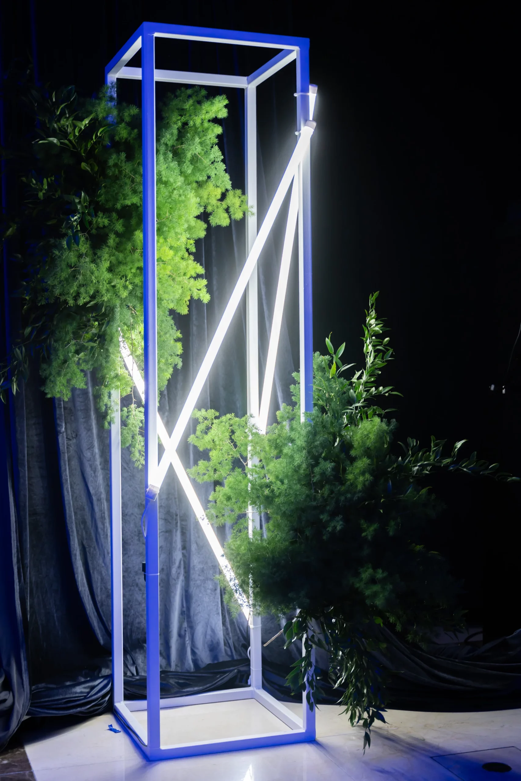 Biały Słupek 206 cm - gra w zielone - rent4events.pl, rent4wedding.pl. - fot. @karolinakiec_fotografia.