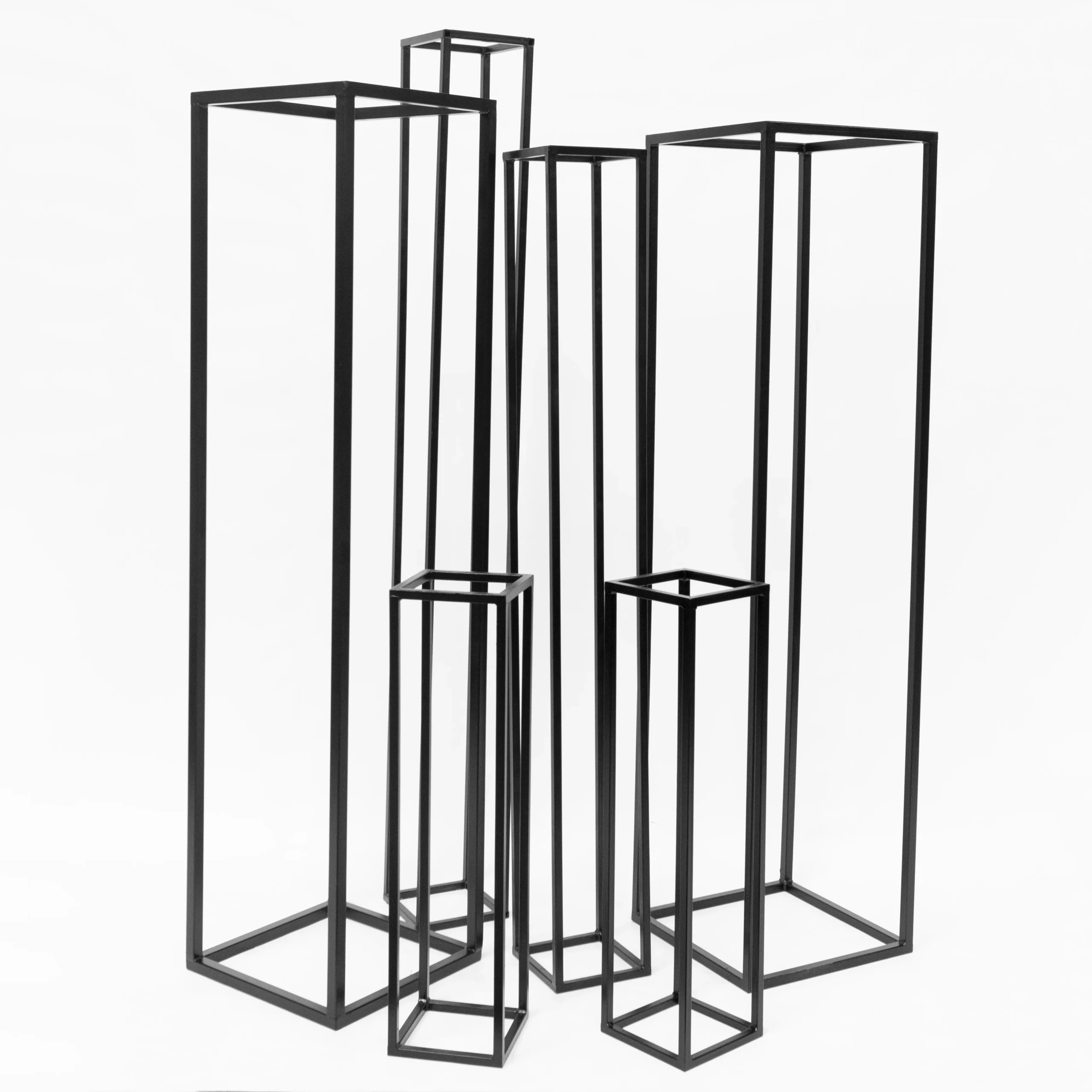 czarne wysokie slupki stalowe na dekoracje wesela eventy wypozyczalnia dekoracji rent4events rent4wedding wroclaw scaled - Wypożyczalnia Ślubna Zestaw czarnych, stalowych stelaży o różnych rozmiarach to uniwersalne i eleganckie rozwiązanie konstrukcyjne do dekoracji, idealne na ślub, wesele lub event we Wrocławiu. Minimalistyczne konstrukcje w kształcie prostopadłościanów doskonale sprawdzają się w scenografii i eksponowaniu kwiatów, tkanin czy innych dekoracji. Dzięki różnorodności rozmiarów zestaw pozwala na kreatywną aranżację przestrzeni, dodając nowoczesności i stylu każdemu wydarzeniu. Produkt dostępny w wypożyczalni Rent4Events.pl oraz Rent4Weddings.pl, oferującej najwyższej jakości dekoracje i wyposażenie eventowe - rent4events.pl wypożycz wrażenia, rent4wedding.pl zachowaj wspomnienia.