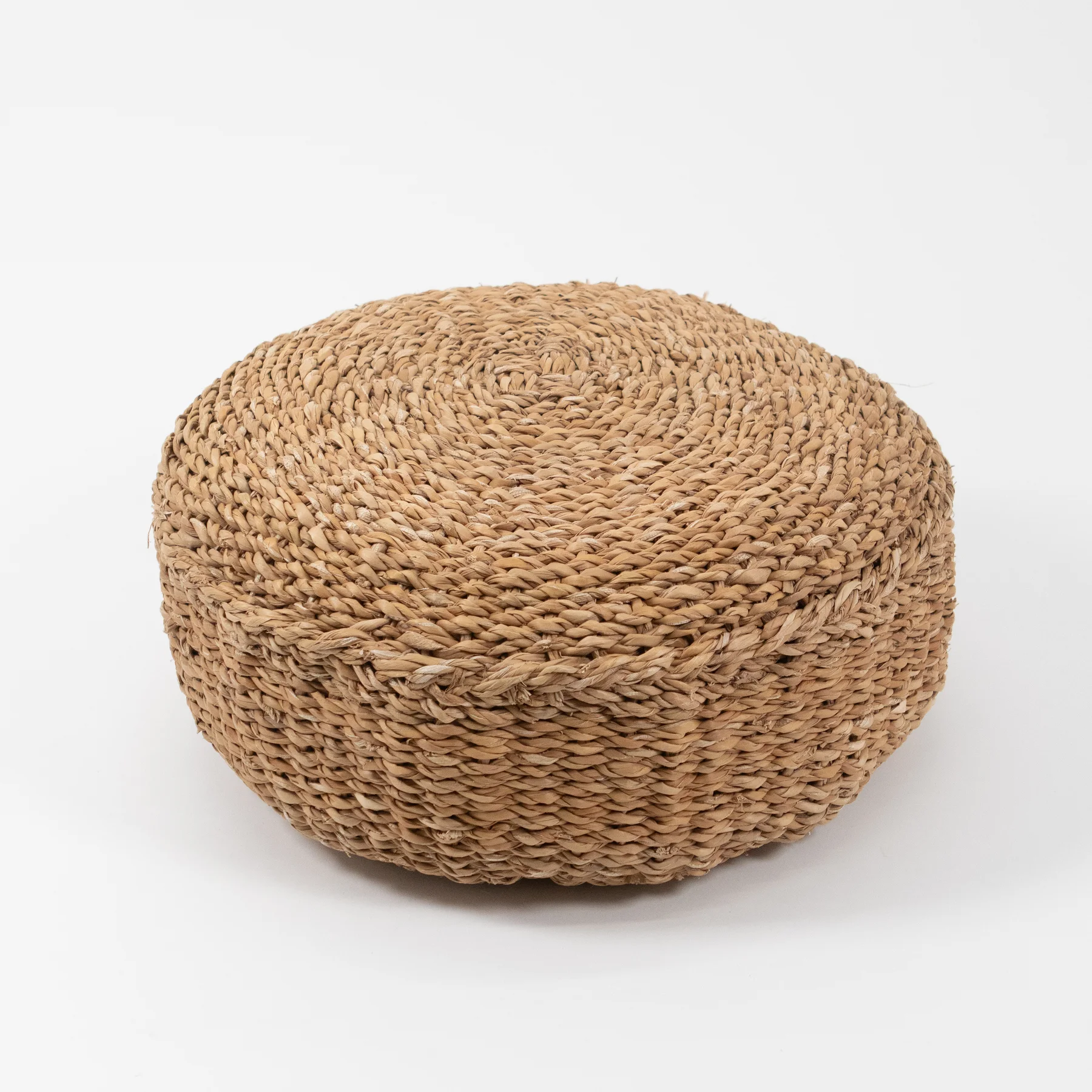 MP01B siedzisko boho plecione etno meble strefa chillout wesela eventy wypozyczalnia dekoracji rent4events rent4wedding wroclaw - Wypożyczalnia Ślubna Siedzisko Boho Plecione. Naturalne siedzisko z plecionej trawy morskiej lub podobnego, naturalnego materiału. Praktyczne i stylowe rozwiązanie na każde wydarzenie. Dzięki swojej prostocie i neutralnym kolorom pasuje do każdej aranżacji w klimacie boho. W Rent4Events oraz Rent4Weddings we Wrocławiu znajdziesz to i inne dekoracyjne elementy, które uzupełnią wyjątkowe przestrzenie podczas Twojego wydarzenia - rent4events.pl wypożycz wrażenia, rent4weddings.pl zachowaj wspomnienia.