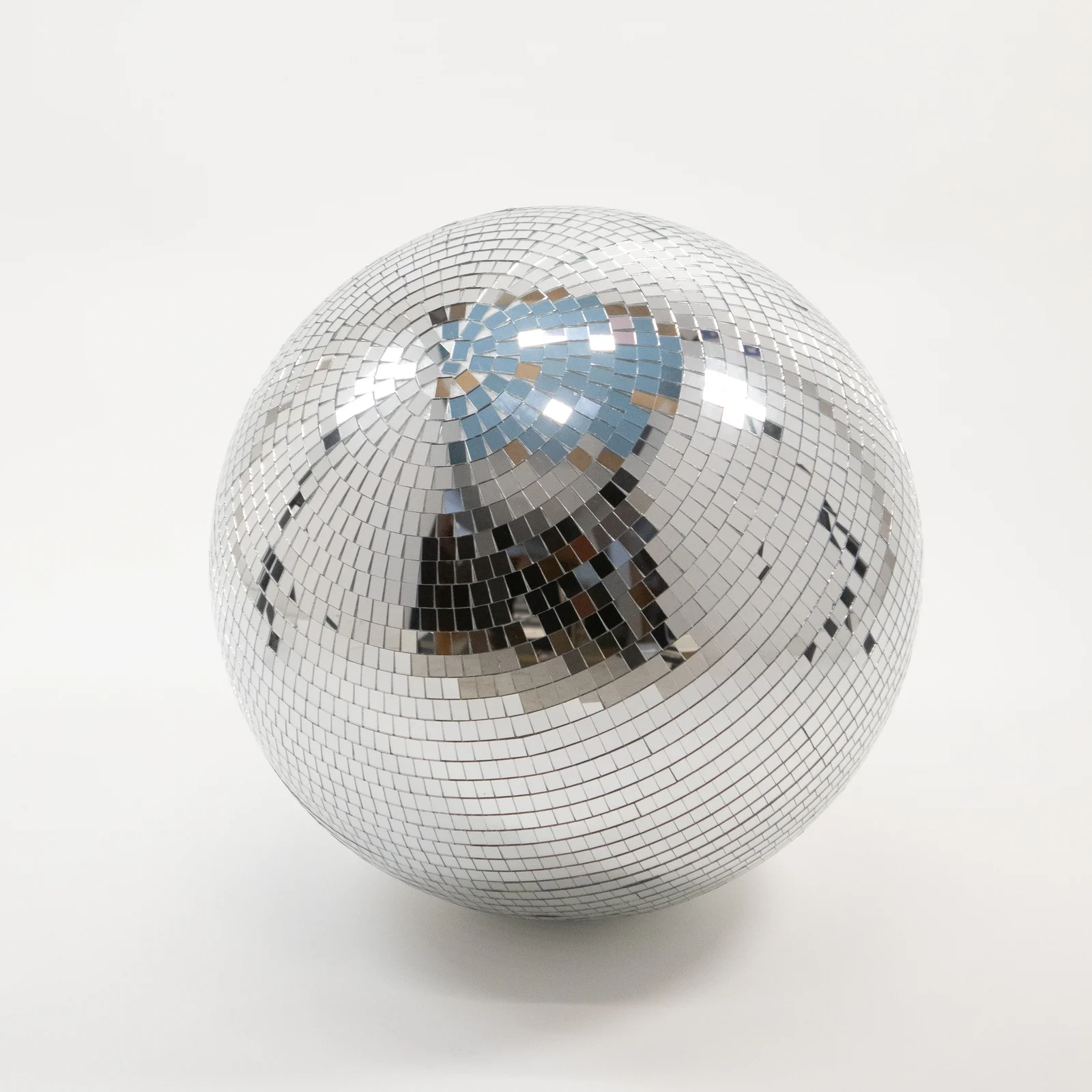 SDTK08 kula disco lustrzana 50cm wesela eventy wypozyczalnia dekoracji rent4events rent4wedding wroclaw - Wypożyczalnia Ślubna Kula Disco ⌀ 50 cm. Klasyczna kula disco o śr. 50 cm z połyskującą lustrzaną mozaiką to uniwersalna dekoracja i efektowna scenografia do różnego typu przestrzeni na eventy, koncerty czy wesele. Małe lusterka odbijają światło, budując dynamiczny klimat i elegancką atmosferę. Rozwiązanie dla branży dekoracyjnej, do realizacji premium, oferowane przez rent4events.pl oraz rent4weddings.pl - rent4events.pl wypożycz wrażenia, rent4wedding.pl zachowaj wspomnienia.